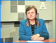 ></p><p class=c_tn>В Ивановской области завершился первый этап эксперимента по обследования молодых людей допризывного возраста. Результаты исполнения заказа сразу двух министерств - здравоохранения и обороны – были доложены ивановскими врачами на ежегодной конференции врачей педиатров в Чебоксарах. Опыт нашей области в интервью заместителя начальника областного управления здравоохранения Валентиной Красновой.</p><p class=c_tn></p><p class=c_tn>- Валентина Петровна, этот эксперимент явился некой альтернативой обследования военно-лечебных комиссий в военкоматах?</p><p class=c_tn></p><p class=c_tn>- И, да и нет. Эту работу мы начали достаточно давно, еще в 1996 году. Первый этап заключался в возращении 15 – 18 летних детей в педиатрическую сеть из взрослой медицинской службы. Иными словами из взрослых поликлиник обратно в детские. Это было специально задумано, чтобы помочь этой возрастной категории, которые в пятнадцать - семнадцать лет фактически еще остаются детьми, сохранить ту систему охраны здоровья, которая сейчас существует в детских поликлиниках. С теми же подходами, теми же методами лечения.</p><p class=c_tn></p><p class=c_tn>- Неужели во взрослых поликлиниках к молодым людям уже другое отношение?</p><p class=c_tn></p><p class=c_tn>- Когда они приходят во взрослую поликлинику, то ими занимается только один педиатр. А у него, как правило, времени хватает только на профилактический и амбулаторный прием. Получалась ситуация, что дети как бы «пропадали». Начиная наш эксперимент, мы тоже боялись, что вдруг история повторится. К счастью, ошиблись. Молодые люди стали активнее ходить на осмотры, которые рекомендовали врачи из родной и знакомой больницы. Самое главное, что, наконец, стала налаживаться профилактическая работа, и мы  получаем действительно объективные данные о здоровье ребенка в этом возрасте. Раньше ведь как часто было. Предстоит человеку какая-либо врачебная комиссия (военная или при устройстве на работу), и начинают всплывать справки о ранних болезнях. Дети действительно болели, но на какие-то заболевания не обратили внимания во взрослой поликлинике, или документы утеривались при переходе во взрослую жизнь. </p><p class=c_tn></p><p class=c_tn>- Значит, иногда получалось, что перед военно-лечебной комиссией в военкоматах на столе лежал более обширный список заболеваний призывника, чем рассчитывали военные. А ведь известно, что последним главное обеспечить набор в Вооруженные Силы, поэтому, не было ли противодействия военкоматов результатам обследования «любимого» педиатра?</p><p class=c_tn></p><p class=c_tn>- Мы как раз с военным ведомством работали совместно. Еще одной нашей целью было убедиться, что детские врачи могут провести такое же обследование, как и военно-лечебная комиссия. Мы работали в Иванове, Фурманове и Шуе. В конце 2000 года обследовали детей 1984 года рождения. Детей проверяла педиатрическая служба из восьми врачей, т.е. состав медперсонала полностью совпадал с военной комиссией. И наши и их результаты почти полностью совпали. Небольшая разница была в подходах к оценке состояния здоровья детей и физического развития ребенка. Но это уже наша внутренняя специфика, принципиального влияния на заключение готовности призывника к воинской службе она не имеет. Здесь следует отметить, что заключения педиатрической службы официального статуса не имели, но и Министерство здравоохранения и Министерство обороны рекомендовало ввести ивановский эксперимент на всей территории России, и большинство регионов на эту рекомендацию откликнулись.</p><p class=c_tn></p><p class=c_tn>- Валентина Петровна, хорошо, что в административном плане у Вас все получилось, но, наверное, 1600 детей, обследованных в ходе эксперимента, это еще и большая база для такого вывода как общее здоровье наших детей?</p><p class=c_tn></p><p class=c_tn>- Вы знаете, дети в России не очень здоровые и не такие уж больные. Их кормить надо лучше и отвлекать от вредных привычек. Рецепт простой, но приготовить его сложно.</p><p class=c_tn></p><p class=c_tn>Илья Лапшин</p>
	
		<div class=