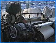 ></p><p class=c_tn>В очередной раз администрация области пытается найти выход из кризиса в текстильной промышленности. Вместе с директорами и владельцами предприятий пытались сегодня выработать предложения для концепции развития легкой промышленности до 2010 года, которую будут принимать на федеральном уровне. Червь, который точит яблоко - так назвал приемы недобросовестной конкуренции заместитель губернатора Александр Канаев. Большая часть текстильных генералов в погоне за погонным метром продолжает экономить на зарплате, на налогах, на применении новых технологий. Главная причина, по мнению руководства области - в несогласованности действий. </p><p class=c_tn>Об этом говорят итоги работы текстильщиков за первое полугодие. Их можно назвать стабильно неутешительными. Отрасль выкарабкивается из кризиса, но очень медленно. Единственный показатель, который вырос - заработная плата. Работники текстильных предприятий области стали получать немногим более двух тысяч. На семьсот рублей больше, чем в прошлом году. Губернские чиновники считают, что это солидная прибавка. </p><p class=c_tn>Представители администрации обвинили текстильщиков в нежелании сотрудничать. Директорам дважды присылали бланки анкет с просьбой дать свое видение ситуации. Но из почти пятидесяти ответили лишь десять человек. Директора, похоже, уже не надеются на эффективную помощь властей. </p><p class=c_tn>И все же, чувствуя угрозу своему бизнесу, текстильщики хватаются даже за ту соломинку, которую предлагает федеральное и областное руководство. Сегодня были выбраны восемь делегатов, которые будут участвовать в составлении концепции развития легкой промышленности до 2010 года. </p><p class=c_tn>Сергей Хохлов</p>
	
		<div class=