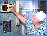 ></p><p class=c_tn>В скором времени проводного радио в Ивановской области не будет. Руководство Ивтелекома выступило с инициативой свернуть в сельской местности сеть проводного вещания и перейти на современные технологии. Однако в некоторых районах нашего региона радио уже давно не слушают - оборваны провода, вышли из строя радиопередатчики. А ремонт старого оборудования в Ивтелекоме считают нерентабельным</p><p class=c_tn>Радио в доме Нины Николаевны Лебедевой молчит уже пять лет. Впрочем, как и у всех в деревеньке Бухарово. В девяносто седьмом его отключили. Сгорел передатчик, а денег на ремонт Ивтелеком не выделил - не выгодно. Большая часть населения деревни - люди престарелые, повозмущались немного и перестали. </p><p class=c_tn>Инициатива «Ивтелекома», поддержанная губернатором, дает сельским жителям надежду на то, что их радиоточки снова оживут. Проводное радиовещание планируют перевести на эфирное. А более двенадцати тысяч абонентов радиосети обеспечить приемниками, стоимостью триста рублей.</p><p class=c_tn>В управлении печати и информации сообщили, что бесплатно приемники получат пенсионеры и льготники. Кому-то они будут продаваться в рассрочку, Остальным придется потратиться самим. Кстати, в киосках в черте Иванова можно приобрести гораздо более дешевые приемники. От ста тридцати рублей. Однако это проблема не главная. Реализация технической части проекта - еще более затратна. Существует два варианта замены проводного вещания на эфирное. Один из них - установка на Родниковской вышке мощного передатчика, который покроет всю область. Но в этом случае селяне лишатся районных программ. У этого проекта есть альтернатива. Заместитель начальника областного управления печати и информации Владимир Курочкин считает, что этот вариант предпочтительней: «Когда в 16-ти районах области будут установлены радиопередатчики до ста киловатт, антенны будут на определенной высоте на вышках, которые будут вещать на свой район. При втором варианте в большинстве районов области будет возможность иметь свою местную радиопрограмму».</p><p class=c_tn>Этот вариант более удобен жителям, но и более дорогостоящий. Реализация только технической части потребует более пяти миллионов бюджетных денег. Которые при этом еще долгое время обратно в казну не вернутся. Руководство Ивтелекома заранее предупреждает, что на первых порах новая сеть будет нерентабельной. «Развертывание такой сети требует капиталовложений и нужно заранее для себя знать, откуда она будет финансироваться, построить не проблема, проблема потом ее поддерживать», - говорит генеральный директор АО Ивтелеком Геннадий Брусенцев.</p><p class=c_tn>Брать эти сети в свои руки Ивтелеком не стремится, но на определенных условиях готов принять участие в проектировании.</p><p class=c_tn>О сроках реализации проекта пока точно не говорят. Предполагают, что от года до трех. Все это еще предстоит просчитать. Между тем опыт соседних с нами областей показывает, что подобная инициатива властей и связистов проходит для селян</p><p class=c_tn>безболезненно.</p><p class=c_tn>Татьяна Суханова</p>
	
	    <div class=