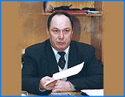 ></p><p class=c_tn>17 декабря 2001 года на ивановской ГРЭС в городе Комсомольске был запущен испытательный стенд для принципиально новой энерготурбины ПГУ – 110. Полный цикл испытания парогазовой установки предусматривал 2000 часов, и по замыслам к сегодняшнему дню эксперимент должен был закончиться.</p><p class=c_tn>Ситуацию комментирует генеральный директор АО «Ивэнерго» Вячеслав Смирнов.</p><p class=c_tn></p><p class=c_tn>- Вячеслав Васильевич. Почему не удалось достигнуть окончательных результатов?</p><p class=c_tn></p><p class=c_tn>- После запуска испытательного стенда в декабре прошлого года, турбина проработала на жидком топливе (мазуте, прим. редактора) 72 часа, потом в начале мая к ивановской ГРЭС подвели газопровод, и мы начали испытания на природном газе, который для турбины является проектным топливом. Турбина проработала 392 часа и вышла на мощность 86 МгВт. Потом в установке появились дефекты, вызванные конструкторской недоработкой камеры сгорания. Неудачно выполнили сварной шов, и в результате мы вынуждены были остановить турбину. Конструкторы переработали все двадцать камер сгорания и заменили 17 поврежденных лопаток. На это ушло два месяца (июль-август), вчера закончили окончательную сборку, и сегодня стенд вновь запустили. Нам необходимо продолжить испытания еще примерно 1600 часов, и весь цикл мы планируем завершить уже в декабре.</p><p class=c_tn></p><p class=c_tn>- А  результаты первого этапа испытания турбины могут предварительно говорить о потенциале самой турбины?</p><p class=c_tn></p><p class=c_tn>- Надо сказать, что при разработке принципиально новой турбины закладывались определенные проектные параметры – мощность, температура газа на выходе и, конечно, КПД. Безусловно, на данный момент испытания еще неполные. Потребуется доводка многих узлов, но уже сейчас можно сказать, что КПД мы получили даже пониже проектного где-то на 1,5 процента. К тому же мы еще нагрузку не дотянули до номинальной. А при большей нагрузке КПД еще будет лучше. Сегодня мы уверенно можем говорить о том, что сходимость реальных показателей с расчетными очень высокая, поэтому для нас главное на данный момент это наработка турбины на отказ.</p><p class=c_tn></p><p class=c_tn>- Раньше предполагалось, что если испытания пройдут успешно и турбина понравится, то она вполне может остаться в Комсомольске, а значит, станция будет использоваться не только как площадка для испытательного стенда. Сегодня Вы не отказываетесь от планов по реконструкции ивановской ГРЭС?</p><p class=c_tn></p><p class=c_tn>- Я скажу так. С точки зрения обеспечения объектов региона электрической энергией. То здесь проблем нет. Энергии сегодня вполне хватает на всех, и потребители снабжаются на сто процентов в соответствии с их платежеспособностью. Ведь в России полно регионов, где нет генерирующих мощностей, у нас же в области и городе есть и ТЭЦ-2 и ТЭЦ-3. Мы часть энергии производим сами, остальное покупаем на оптовом рынке электроэнергии. Поэтому целесообразность реконструкции станции в Комсомольске надо рассматривать, прежде всего, с позиции интересов экономики Ивановской области. Ведь главное не кто будет собственником новой станции (а будущие хозяева те, кто вложит деньги), а налоговые отчисления в казну региона, поэтому администрация области должна быть в таком объекте заинтересована. К тому же численность персонала станции будет небольшая, примерно 400 человек.</p><p class=c_tn></p><p class=c_tn>- Вячеслав Васильевич, Вы говорите с энергией в области проблем нет, На ФОРЭМЕ ее тоже хватает, зачем тогда вообще нужны рынку дополнительные мощности от Ивановской ГРЭС?</p><p class=c_tn></p><p class=c_tn>- Безусловно, излишки предложения электроэнергии будут. Но мы ведь движемся к цивилизованному рынку, а там есть соотношение предложения и спроса. В России сейчас наблюдается как выпадание генерирующих мощностей, так и рост промышленности, а значит и рост потребления электроэнергии.  Кривые предложения и спроса вполне когда-то могут пересечься, поэтому наша станция может оттянуть этот процесс. Надо вводить опережающие мощности, чтобы предложение опережало спрос, тогда будет держаться цена. Сегодня энергомощности страны стареют, станции с работают с низким КПД. Вот, например, Костромская станция. Ей всего тридцать лет, а она уже морально устарела, КПД-35 %. Два блока, которые планируются установить в Комсомольске, должны работать с КПД 54%. И здесь и там турбины работают на газе, топливо это, как известно, невозобновляемое, значит, экономия крайне важна. В сущности, это и есть стратегическая цель энергетики страны.</p><p class=c_tn></p><p class=c_tn>- Перспективы Ивановской ГРЭС уже обсуждались с председателем РАО ЕЭС России Анатолием Чубайсом?</p><p class=c_tn></p><p class=c_tn>- Он нас полностью поддержал, ведь этой станцией мы вместе давно занимаемся. К сегодняшнему дню уже освоено 17 миллионов рублей. А теперь он дал поручение, и нам выделили 30 миллионов рублей на разработку технико-экономического обоснования реконструкции станции. Третьего сентября мы были у Чубайса вместе с губернатором, обсуждали все вопросы. Но, поймите, в основе лежит отнюдь не желание строить или не строить. В основе проекта должен быть четкий экономический расчет. Насколько эффективно строительство с точки зрения инвесторов. Я поддерживаю стремление области заполучить этот объект. Кроме всего это большие капитальные вложения – 9 миллиардов рублей в сегодняшних ценах и возможность загрузить работой нашу строительную отрасль. 11 сентября в РАО заседала комиссия по инвестициям. Вел ее Сергей Дубинин (зам. А. Чубайса по инвестициям). Пока предварительные расчеты по реконструкции станции не приняли. Здесь две причины – во-первых, сама турбина не прошла весь цикл испытаний и не принята в эксплуатацию, во- вторых, от нас требуют удешевления проекта. Сегодня у нас получается, что цена киловатт-часа на новой станции будет выше, чем сейчас тариф в регионе (разница примерно в 12 копеек). Правда, если проект будет все же реализован, пройдет не один год, и тогда себестоимость киловатт-часа будет полностью соответствовать. Наконец, чтобы действительно найти серьезные деньги на реализацию дорогостоящего проекта, для инвестора надо создать в регионе интересные для него условия. Один из способов предложить налоговые льготы и на период строительства. И на несколько лет эксплуатации станции. С этим вопросом мы уже обращались в областное Законодательное Собрание и получили от депутатов принципиальное согласие рассмотреть этот вопрос.</p><p class=c_tn></p><p class=c_tn>- Но согласие пока только принципиальное?</p><p class=c_tn></p><p class=c_tn>- Совершенно верно. Ведь вопрос требует очень серьезной проработки. Здесь надо учитывать не только интересы инвесторов, но и выгоду для региона. Потому что представление льгот вызывает сокращение дотаций для Ивановской области из федерального бюджета  ровно на эту сумму. Подход к проблеме должен быть крайне объективным.</p><p class=c_tn></p><p class=c_tn>- Вячеслав Васильевич, а уже кто-то заинтересовался ивановским проектом?</p><p class=c_tn></p><p class=c_tn>- Пока нет. Ведь еще не было презентации наших расчетов. Потому что еще нечего представлять. Я думаю, что все разработки мы сможем представить только через полгода. Вы, наверное, знаете, что существует известная программа 5000 МВт. В ней участвуют всего 12 проектов, в том числе и ивановский. Шесть из них уже представлены, но наиболее привлекательны два. Это Анклав и Северо-западная ТЭЦ в Ленинградской области. Но там ситуация несколько другая. В Анклаве – серьезная бюджетная поддержка, а к Ленинградскому региону проявили серьезный интерес финны, которые собираются импортировать часть мощностей. Особо хочу отметить, что сейчас в стране нет серьезных предпосылок, чтобы пришли крупные инвесторы, но, думаю, ситуация все равно изменится к лучшему. Кроме того, у меня есть данные, что Анатолий Чубайс, несмотря ни на что, предусмотрел в своем резервном фонде некую сумму для продолжения работ на Ивановской ГРЭС. </p><p class=c_tn></p><p class=c_tn></p><p class=c_tn>Илья Лапшин</p>
	
		<div class=