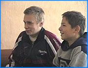 ></p><p class=c_tn>В то время как чиновники рапортуют о достижениях в работе с молодежью и разрабатывают все новые программы патриотического воспитания, беспризорных и неприкаянных мальчишек и девчонок на улицах города меньше не становится. Врачи отделения детской реанимации областной больницы говорят о росте алкоголизма среди несовершеннолетних. В последние три года количество детей, доставленных в тяжелейшем алкогольном опьянении, постоянно увеличивается. То, что происходит в последние три года, заведующая детской реанимацией Светлана Николаевна Антонова называет катастрофой. Среди прочих диагнозов, с которыми дети поступают в отделение, первое место прочно удерживает детский алкоголизм. Все чаще малолетние пациенты к водке, пиву и самогону добавляют клей и димедрол. Заведующая отделением детской реанимации областной больницы Светлана Антонова говорит, что дети поступают в тяжелейших алкогольных комах, и если дети в возрасте трех лет в такое состояние приходят по недосмотру родителей, то шестилетние начинают выпивать сознательно.</p><p class=c_tn>Врачи реанимации рассказывают, что в отделении есть даже постоянные клиенты. Некоторых привозили по три раза. Раньше таких детей направляли бы в областной наркологический диспансер. Сегодня сделать это не так просто. Оборудования и мебели минимум, дефицит медицинского персонала, нищенские зарплаты. В стационарном отделении всего пятнадцать коек, - на большее денег просто нет. А между тем врачи говорят, что ребят-алкоголиков становится все больше. Здесь их называют их потерянным поколением, так как формирование алкоголизма у подростков происходит гораздо быстрее, чем у взрослых.</p><p class=c_tn>Вероятность полного выздоровления зависит от того, насколько быстро ребенок попадет под наблюдение врачей. Но эти дети, в основном, из неблагополучных семей. Привести их сюда некому, а сами они не торопятся в диспансер. Гера здесь уже две недели. Он пробовал выпивать, но ему больше нравится дышать клеем. Говорит, что когда выпишут, может быть, снова пойдет в гараж ловить свой любимый «глюк».</p><p class=c_tn>Курс лечения  - двадцать пять - тридцать дней. Но врачи убеждены, что этого времени недостаточно. Этих детей неплохо бы направлять в реабилитационный центр, но его нет, и в ближайшее время не будет. Выходя из этих стен, ребята снова оказываются на улице. В привычной и не самой благополучной обстановке.</p><p class=c_tn> Андрей Кузьмичев</p>
	
		<div class=