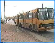 ></p><p class=c_tn>Сегодня в областной администрации состоялось очередное заседание совета по делам потребителей. Председательствовал заместитель губернатора Александр Канаев. Речь шла о состоянии защиты прав потребителей в сфере пассажирских автомобильных перевозок. Основные вопросы, вынесенные на обсуждение: компенсация льгот ветеранам и инвалидам, безопасность движения, соблюдение перевозчиками установленных норм. По-прежнему остаются два ключевых вопроса. Первый - ущемление прав льготников на частных маршрутах. Льготы эти частник должен предоставлять согласно федеральному Закону. Однако тем же законом прописано, что перевозчик имеет право требовать их компенсации. Средства на компенсацию, поступающие в область, составляют только 60 процентов от необходимого. </p><p class=c_tn>«На сегодняшний день только авторитарными методами заставляем частных владельцев предоставлять льготы, продекларированные законом. В законе четко прописано: перевозчик обязан предоставлять льготы, и имеет право получить компенсацию», - сказал заместитель начальника управление по энергетике и транспорту Владимир Авдеев.</p><p class=c_tn>Второй болевой момент - как заставить частных перевозчиков соблюдать закон. Сегодня на дорогах Иванова более шестидесяти таксомоторов, осуществляющих перевозки без всякого договора с городской администрацией. Пассажиру, который хотел бы защитить свои права, порою невозможно получить какую-либо информацию о владельце транспорта. Не существует и административной комиссии, куда могли бы поступать жалобы о нарушениях правил перевозки. По словам Авдеева в законе о лицензировании - ни слова о том, что перевозчики должны нести ответственность за невыполнение нормативных требований.</p><p class=c_tn>В августе городской администрацией было принято решение о создании единой диспетчерской службы, которая могла бы контролировать ситуацию на этом рынке. Начальник транспортной инспекции Евгений Смородин полагает, что нельзя говорить о противостоянии между государственным общественным транспортом и частными перевозчиками. Они - единое целое, и организация их работы - прямая обязанность местной власти. Сами ивановцы же ивановцы уже давно оценили выгоды от конкуренции на рынке пассажирских перевозок. Так что с самым главным правом - свободно выбирать, на чем ехать, как и за какую цену - у нас пока все в порядке. </p><p class=c_tn>Дмитрий Попов</p>
	
		<div class=