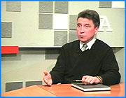></p><p class=c_tn>Назначение бывшего руководителя предприятия «Кумир» наверное, у многих вызвало по меньшей мере удивление, но только не у новоявленного чиновника. Ему нравится решать сложные задачи, причем решать красиво и по-своему. Кохма - не самое худшее место для приложения своих талантов, и специфика должности здесь принципиального значения не играет.</p><p class=c_tn></p><p class=c_tn>- Николай Владимирович, Вы заявили, что на должности заместителя мэра Кохмы проработаете не менее полугода. Если бы сказали, что не мене пяти лет. Мне бы показалось это более логичным. Неужели, действительно можно сделать что –то серьезное за столь короткий срок?</p><p class=c_tn></p><p class=c_tn>- С главой администрации Вячеславом Кашиным мы знакомы достаточно давно. Вместе закончили 49 среднюю школу. Приглашая меня на должность зама, он поставил передо мной конкретные задачи – разобраться с теплом, водой, рядом социально-экономических программ. Для их решение мне необходимо заключить с участниками соответствующие договора, если не успею за полгода, то останусь работать в администрации подольше.</p><p class=c_tn></p><p class=c_tn>- Кашин приглашал Вас работать вместе не только как однокашника, но, наверное, и как опытного управленца? Сами как считаете, соответствуете той планке, которой от Вас ожидают?</p><p class=c_tn></p><p class=c_tn>-  Во всяком случае, я хорошо представляю те отрасли, где буду работать. Сам начинал расти с самого низа, от ученика электромонтера. Думаю, что накопленный опыт поможет.</p><p class=c_tn></p><p class=c_tn>- У Николая Лобаева будет свой оригинальный подход к решению традиционных задач?</p><p class=c_tn></p><p class=c_tn>- А по-другому здесь нельзя. Город действительно в плохом состоянии. Нет хороших зданий, нет нормальных улиц, нет воды, не вывозится мусор. Образно говоря здесь нужны ходы со знаком восклицания. Представьте себе шахматиста который собирается исправить партию на доске, которая всеми остальными уже считается проигранной. Например, первая цель изменить структуру управления многих ведомств. Надо собирать коллективы, заключать с ними новые контракты, ставить перед сотрудниками понятные задачи.</p><p class=c_tn></p><p class=c_tn>- Даже профессионально устроенная организация может работать без денег?</p><p class=c_tn></p><p class=c_tn>- Почему без денег? В коммуналке денег хватает. Вы платите за жилье, и очень многие другие тоже платят. Другое дело, что есть проблемы с доходами городского бюджета. Он сейчас формируется в основном за счет подоходного налога. Каждый работающий человек вносит свою лепту. Значит надо собираться с директорами предприятий и обязывать их платить людям достойную зарплату.</p><p class=c_tn></p><p class=c_tn>- Николай Владимирович. Согласитесь, на какое-то время Вы пропали из информационного пространства. Чем занимались после «Кумира»?</p><p class=c_tn></p><p class=c_tn>- В 1996 году, когда я выдвигался на пост губернатора ивановской области один крупный и известный чиновник мне сказал. Мы твое предприятие обанкротим, а тебя сделаем нищим. 1 декабря прошли выборы, а буквально на следующий день я начал ходить по судам и давать показания по сразу нескольким уголовным делам в отношении меня. В управление внутренних дел ходил как на работу- с 9.00 до вечера. Например, комитет по госимуществу предъявил мне иск на 240 миллионов рублей, за то, что я развалил «Кумир». Пришлось этот суд выигрывать, иначе надо было заплатить эти деньги. Было еще заявление, что я мошенническим путем выкупил у государства акции «Кумира». А кто бы мне их продал?</p><p class=c_tn></p><p class=c_tn>-Все суды выиграли? </p><p class=c_tn></p><p class=c_tn>- Абсолютно. И по незаконной приватизации тоже. Ведь «Кумиру»  запретили все операции с залогом. Фактически предприятие не могло вести кредитно-денежную политику, и, конечно, оно прекратило работу. Но суд мы выиграли только в 1998 году.</p><p class=c_tn></p><p class=c_tn>Это, принесло что –то самому предприятию, кроме морального удовлетворения лично Вам?</p><p class=c_tn></p><p class=c_tn>- Предприятию ничего. После завершения процедуры банкротства, все активы и оборудование «Кумира» были выведены, и та, компания. Которая была призвана решать стратегические задачи по производству растительного масла и кормового белка, практически прекратила свое существование. Сейчас там новый директор. Он москвич, на заводе бывает раз в месяц, коллективу сказал, чтобы люди увольнялись, все комнаты опечатаны.</p><p class=c_tn></p><p class=c_tn>- Вам не обидно, что так получилось?</p><p class=c_tn></p><p class=c_tn>- В принципе, ту задачу, которую я перед собой ставил, я выполнил. Построил крупнейший масложировой комбинат в стране. Обижаться ведь вообще плохая черта. Не получилось дальше, остается забыть и заниматься чем-то другим.</p><p class=c_tn></p><p class=c_tn>- Вы сейчас только заместитель Главы администрации города Кохма?</p><p class=c_tn></p><p class=c_tn>- Да. Правда. Я сейчас веду несколько проектов. Это серьезные дела по строительству новых микрорайонов в Иванове, но сегодня я – чиновник, и по закону все коммерческие проекты на время должен оставить. Но продолжение обязательно последует.</p><p class=c_tn></p><p class=c_tn>-А что движет человеком занять чиновничий пост? Неудовлетворенность уровнем предшественников или личные амбиции?</p><p class=c_tn></p><p class=c_tn>- Вы, знаете и то и другое. «Кумир» в свое время имел 56 представительств в субъектах федерации. Я лично общался со многими губернаторами, представлял их уровень и бюрократию коридоров власти. Мне хочется здесь построить работу несколько иначе и красиво решать трудные задачи. Плюс слишком необходимым дополнительный опыт и как раз именно в этой сфере.</p><p class=c_tn></p><p class=c_tn>-А Вы не будете слишком опытным человеком? Наверное, сегодняшняя должность не предел мечтаний?</p><p class=c_tn></p><p class=c_tn>- Задумок масса. У меня сыну 22 года. Часть дел передам ему, пусть попробует. Мои проекты все в сфере среднего бизнеса, который и должен развивать экономику региона. Мне здесь очень интересно, поэтому я и сказал, что ненадолго пришел в администрацию. Но. Повторяю, уйду только после того как решу поставленные передо мной задачи.</p><p class=c_tn></p><p class=c_tn>Илья Лапшин </p>
	
		<div class=
