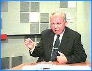 ></p><p class=c_tn>Последнее время так получается, что более всего на виду работа областного управления культуры. Причем, многие решения данного ведомства вызывают неоднозначные оценки и у средств массовой информации и у представителей структур, зависящих от его действий. Начальник областного управления по культуре Вера Добролюбова крайне неохотно соглашается комментировать ситуацию, и тогда на помощь приходит губернатор.</p><p class=c_tn></p><p class=c_tn>- Владимир Ильич, что происходит?</p><p class=c_tn></p><p class=c_tn>- Я объясняю ситуацию очень просто. Управление культуры и его начальник Вера Добролюбова сегодня проводят политику с целью восстановления законности в сфере культуры, с целью сделать все так, чтобы бюджетные деньги, которые выделяются из областного бюджета, расходились по назначению. Чтобы в управлении культуры не присутствовали политические мотивы, а присутствовали мотивы улучшить организацию работы учреждений культуры. Кое - кому это очень не нравится.</p><p class=c_tn></p><p class=c_tn>- Получается, что раньше деньги использовались не по назначению?</p><p class=c_tn></p><p class=c_tn>- Получается так.</p><p class=c_tn></p><p class=c_tn>- Вы утверждаете, что все деяния областного управления по культуре направлены на восстановление законности. Но давайте затронем ситуацию с разделением музея имени Бурылина. Мнение действительно профессионального коллектива дает основание полагать, что имеет место факт нарушения закона о музеях. Начальник же управления по культуре отказывается лично комментировать ситуацию в СМИ. Между тем по нашим данным спор о целесообразности подобных действий дошел уже до Генеральной прокуратуры?</p><p class=c_tn></p><p class=c_tn>- Кто так утверждает, профессионалами назвать никак нельзя. Я вам приведу пример. В июле 1997 года Министерство культуры проводило проверку деятельности музеев Ивановской области. Я вам зачитаю отрывок из их заключения: «Экспозиционная деятельность историко-краеведческого музея фактически свернута. В музейно культурном центре, созданном как временно выставочная экспозиция, работает выставка «Человек. Душа. Духовность»,  работает уже пять-семь лет (а сегодня это уже семь - двенадцать лет). Музей  нуждается в обновлении. Здание историко-краеведческого музея требует ремонтных и реставрационных работ. В целом состояние ивановских подразделений музейного объединения вызывает ощущение стагнации, отсутствие целостной продуманной концепции и программы развития. Масштабы объединения излишне укрупнены, управляемость в целом представляется недостаточной. Учитывая необходимость проведения большого объема работ в г. Иваново, организационная децентрализация краеведческих музеев области представляется разумным решением. В этом контексте Устав объединения требует серьезной доработки, в ходе которой следует создать структуру, состоящую из головного музея (историко-краеведческого) и оптимального количества его самостоятельных отделов, филиалов и т.д.».  Что делает Добролюбова? Ничего, что превышает предписания Министерства культуры.  Первое решение, кстати, принимает не она, а областная администрация. Это выделение из объединения - Музея промышленности и искусства имени Д. Бурылина. По-моему это восстановление исторической справедливости.</p><p class=c_tn>-Почему так получается, что ситуация с детской музыкальной школой при музучилище находится уже на контроле у депутатов областного Законодательного Собрания, а необходимой реакции на конфликт нет ни от Веры Геннадьевны, ни от областной администрации?</p><p class=c_tn></p><p class=c_tn>- Здесь ситуация очень сложная. В свое время была допущена серьезная ошибка. В 1992 году администрацией Адольфа Лаптева было издано распоряжение о создании при музыкальном училище музыкальной школы. Потом появляется распоряжение начальника управления по культуре Игоря Мельниченко, что здесь будет школа-интернат для детей из сельской местности. Ни то, ни другое распоряжение до конца так выполнено и не было. В итоге, что произошло? С одной стороны при нынешнем бюджетном кодексе произошло нарушение финансовой дисциплины, с другой стороны - вот заключение управления образования: « Музыкальная школа является учреждением дополнительного образования, и не в коем случае не учреждением дополнительного профессионального образования. Она не может быть структурным подразделением музыкального училища. Статус музыкальной школы не был определен с самого начала ее функционирования, она не стала юридическим лицом, она не имеет лицензии. В этой ситуации она никогда не будет аттестована, аккредитована и никогда не получит права выдавать документы государственного образца. Документы, которые до сих пор выдаются, по большому счету, юридической силы не имеют».  Не  случайно прокуратура написала, что необходимо привести эти два постановления в соответствие с действующим законодательством, чем собственно управление по культуре и занимается. Но это не означает, что детей уже принятых теперь оставят без музыкального образования. Был предложен вариант, который соответствует действующему законодательству. Музыкальное училище как финансировалась из областного бюджета, так и будет финансироваться, а музыкальная школа должна финансироваться из муниципального бюджета. Мы говорим, - давайте переведем детей в две музыкальные школы, которые находятся в ста метрах от музучилища. Мы городскому бюджету выделим деньги из областной казны, для дополнительного финансирования этих школ. Чтобы детей взяли. И они смогли спокойно доучиться. Причем, с теми же самыми преподавателями. Директора музыкальных школ согласились.</p><p class=c_tn></p><p class=c_tn>-  Полгода уже продолжается конфликт с переездом областной писательской организации, и здесь объяснения комитета по культуре менее логичны, чем позиция пострадавшей стороны. Может с правовой точки зрения основания для конфликта действительно и нет, но сами писатели тоже предполагали, что ситуация может развиваться именно подобным образом, но они не раз обращались к Вам за поддержкой, и Вы не раз обещали им помочь. Получается, что Вы просто отказываетесь от своих обещаний?</p><p class=c_tn></p><p class=c_tn>- Не я, а они меня обманули. В 1991 году облисполком принял решение о переселении писательской организации из этого здания. Для того, чтобы там провести капитальный ремонт. Но средств на ремонт долгое время не хватало. Но сегодня мы деньги нашли, и предложили писателям переехать в другое здание. Они этого не сделали и стали диктовать условия областной администрации. Какая власть это вытерпит? Я их предупреждал. Если не хотите по-хорошему, то есть другой вариант. С окончанием срока аренды мы расторгнем с Вами договор. Ищите сами себе помещение, но мы здание закроем и будем там проводить капремонт.</p><p class=c_tn></p><p class=c_tn>- Владимир Ильич, но Вы понимаете, они ведь люди творческие и делом великим занимаются?</p><p class=c_tn></p><p class=c_tn>- Я с ними несколько раз встречался. Я им предлагал оба варианта. Если они поймут, что власть с ними не шутит, и помещение не их, а государственная собственность, вот тогда с ними можно еще раз вести разговор.</p><p class=c_tn></p><p class=c_tn>- В музыкальном училище уже нем места для ансамбля «Светилен», уволился Эдуард Гуревич. Музейное объединение не возглавляет Элеонора Горбунова, на прежних должностях не работают Надежда Солдатикова, Зураб Нанобашвили и еще ряд известных деятелей в культурной сфере. Объяснения могут быть самые разные. Но все это происходит при новом начальнике управления. Не слишком много совпадений?</p><p class=c_tn></p><p class=c_tn>-  Два человека из этого списка ушли по собственному желанию. Но не просто так, а по результатам проверки КРУ, которое выявило массовые нарушения в финансовой дисциплине. Это Элеонора Горбунова и Эдуард Гуревич. Если бы они не ушли сами, то их все равно бы уволили. Всех остальных, которых Вы называете, то это не была пререгатива управления по культуре, а решение руководителей их учреждений. Это с них надо спрашивать.</p><p class=c_tn></p><p class=c_tn>- То есть уход этих людей с именем Веры Геннадьевны Вы не связываете? </p><p class=c_tn></p><p class=c_tn>- Абсолютно. Это решение контрольно ревизионного управления. </p><p class=c_tn></p><p class=c_tn>-  Между тем, я абсолютно уверен, что многие как раз все это связывают. Кроме того, Вам прекрасно известна явно недоброжелательная реакция и чиновников и депутатов на уже традиционную позицию при формировании составов рабочих делегаций в поездках с деловыми визитами в другие страны и регионы России. Почти всегда в списках фигурирует имя Веры Геннадьевны, но очень часто задачи деловых визитов далеки от вопросов налаживания межкультурных отношений? Впрочем, говорят, что все объясняется очень просто – губернатора и начальника управления по культуре связывают не только рабочие деловые отношения?</p><p class=c_tn></p><p class=c_tn>- Я знаком с Добролюбовой 22 года. В трудные моменты ее жизни я всегда оказывался рядом с ней. Когда в середине девяностых она была уволена из музыкального училища, я вмешался и обратился к Адольфу Лаптеву, чтобы эту уникальную певицу приняли обратно на работу. Это я тогда помог ей с организацией платных концертов, чтобы их семья могла хоть как - то существовать. Что касается Ваших намеков на наши отношения, то я должен сказать вот что, я очень хорошо ее знаю. Это человек с удивительно чистой душой. Это редкая по красоте и обаянию  женщина. Уникальная певица. По моему мнению, не имеющая себе равных, на всей территории России. Это верная жена и любящая мать. Ей симпатизируют многие мужчины, но за промахи в работе ей достается также как всем.  В командировке со мной она была только однажды в Лондоне, и только потому, что сейчас она отвечает за народные промыслы Палеха и Холуя. Там требуются огромные инвестиции, и с британцами мы вместе обсуждали возможные варианты.</p><p class=c_tn></p><p class=c_tn>Илья Лапшин</p>
	
		<div class=