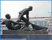 ></p><p class=c_tn>Накануне Дня Октябрьской Революции между чиновниками городской администрации и общественными кругами оживились споры вокруг мемориального комплекса Борцам Революции. Некоторые считают, что его необходимо реставрировать, другие предлагают перенести памятник в парк  имени 1905 года. </p><p class=c_tn>1975  год. Страна готовится к съезду ЦК КПСС. В Иванове открывают мемориальный комплекс, посвященный Борцам Революции. Историк, преподаватель ИвГУ Александр Михайлович Тихомиров рассказывает, что когда памятник впервые увидели ивановские пролетарии, они возмутились - эти персонажи не из нашей жизни: «Потому что рабочий имел всегда средства купить себе хотя бы пиджак и картуз, что было принадлежностью любого человека. И по крайней мере выходить на улицу, на демонстрацию он никак не мог выйти полуголый, босиком, без головного убора. А это вид товарищей бомжеватого вида, босяки».</p><p class=c_tn>Объяснить такое несоответствие просто. Памятник являлся фрагментом мемориального комплекса в одном из южных морских городов, потом там  что-то не заладилось, и моряков привезли в индустриальное Иваново. Так они стали рабочими-революционерами. В то время идею эту многие признавали весьма удачной. Недотянули в исполнении.</p><p class=c_tn>Идея проста: Из искры возгорится пламя. Была и  искра, изготовленная из горного хрусталя, она символизировала 1905 год. Из нее вырывалось пламя - символ революционного 1917. Пламя было настоящим. И потому создавало пожароопасную обстановку. Хрустальную Искру убрали в запасники отдела по культуре и искусству, а пламя  потушили.  </p><p class=c_tn>В середине девяностых комплекс начал разрушаться - недоработки при строительстве. Несколько мраморных плит со стелы упали вниз. И тогда же архитектор Шахматов предложил восстановить прежний дореволюционный вид площади - здесь находились храмы и торговые ряды. Уверяют, что проект даже согласовали, но городская власть сменилась, и дело спустили на тормозах. В конце девяностых памятник вообще предложили перенести в парк 1905 года, на Талку. Кто-то говорил, что менять ничего не надо, только мемориал отреставрировать. Разработали несколько вариантов. Стоимость самого дешевого из проектов около миллиона рублей. Денег нет.   </p><p class=c_tn>Краевед Александр Тихомиров считает: «На мой взгляд, есть в Иванове более важные проекты, требующие реставрации. Это уникальные особняки, которые, например, можно использовать и в экскурсионном показе и общественных целях. Во всяком случае, так как они сейчас используются на полный износ. Наверное, лучше вложить средства в более значимые проекты». Это,  скорее всего благое пожелание, чем утверждение. Власти с одним - то памятником справиться не могут, что говорить о других. Единственное что удалось сделать - это оградить  стелу, чтобы плиты не упали кому-нибудь на голову. Некоторые историки шутят, что  завоевания пролетариата становятся опасными. </p><p class=c_tn></p><p class=c_tn>Андрей Кузьмичев</p>
	
		<div class=