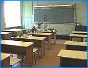 ></p><p class=c_tn>Уже несколько лет две ивановские школы - двадцать четвертая и двадцать девятая - пытаются привлечь внимание властей к проблеме своих котельных: угольные котлы в подвальных помещениях когда-то были переоборудованы в газовые. Теперь они создают угрозу для жизни учащихся. Средств на переустройство котельных у школ нет, а власти отвечают безмолвием. </p><p class=c_tn>В 29 школе находится единственный в России музей французского авиаполка Нормандия-Неман. Сегодня специалисты «Ивгостехнадзора» внесли школу в список особо опасных объектов. А сами учителя и ученики говорят, что живут на пороховой бочке.</p><p class=c_tn>Пороховая бочка - это газовая котельная в подвале школы. Использовать ее запрещено согласно всем техническим требованиям. В позапрошлом году по недосмотру кочегара газ разорвал стенки котлов, едва не превратив здание в руины. Еще до перестройки было начато строительство котельной на улице, но из-за нехватки средств оно было брошено. Однако оставаться без тепла с наступлением холодов школа не может. Температура в классах чуть выше семи градусов. Сегодня на работу из-за простуды не вышли пять учителей. Дети болеют. Родители бьют тревогу и требуют дать тепло. Каждый год ситуация повторяется: дирекция школы обращается в городскую администрацию с письмами, и мэр, несмотря на  технические запреты, разрешает запустить котельную. </p><p class=c_tn>До сего дня выходов было два: вынести котельную из подвального помещения или подключить школу к котельной восьмого училища. Работы и в том и другом случае стоят около двух миллионов. В городской администрации о проблеме 29 школы знали давно, а вот решение созрело буквально на днях.</p><p class=c_tn>Начальник городского управления образования Тамара Бугеро заверила журналистов: «На будущее планируем вынести котельную из школьного здания и проложить трассу к 8-му ГПТУ, к их котельной, которая и будет отапливать 29 школу. Сейчас готовим проектно-сметную документацию. Подрядчик определен».</p><p class=c_tn>Сроки прокладки теплотрассы пока не названы. Поэтому пришлось латать имеющееся оборудование. Уже сейчас ясно, что взрывоопасную котельную, так или иначе, запустят. Таким образом, 800 учеников продолжают находиться над пороховой бочкой. </p><p class=c_tn></p><p class=c_tn>Дмитрий Попов</p>
	
		<div class=
