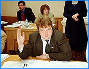 ></p><p class=c_tn>Напряженным и плодотворным стал сегодняшний день для депутатов Законодательного собрания. Были решены целый ряд важных вопросов. Одним из поводов послужила недавняя встреча губернатора Владимира Тихонова с группой депутатов-промышленников. Разговор шел о взаимоотношении двух ветвей власти. Обе стороны были недовольны недостаточной проработкой экономических вопросов. Сегодня глава области наконец-то подписал постановление о назначении депутатов ЗС Андрея Кабанова и Владимира Бочкова на должность советников губернатора по экономическим вопросам. Эту работу законотворцы будут выполнять на общественных началах.   </p><p class=c_tn>Депутат областного Законодательного собрания Андрей Кабанов так видит свою работу на посту советника: «Мы никогда не собирались вмешиваться в работу исполнительной власти. Советник должен высказывать свое мнение по тем или иным проблемам. Нам просто очень бы хотелось, чтобы до губернатора наша точка зрения была бы доведена. На встрече с губернатором мы договорились, что в ближайшее время мы будем рассматривать вопрос снижения налогового бремени. То есть, мы признались, что с некоторыми налогами мы погорячились, с увеличением ставок, что реально могло помочь нашей промышленности, нашему сельскому хозяйству, что бы снизить ряд ставок налога». </p>
	
		<div class=