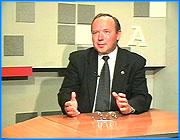 ></p><p class=c_tn>9 октября губернатор Владимир Тихонов на пресс-конференции сделал ряд громких заявлений. Самое сенсационное – его официальное признание, что он будет участвовать в новых губернаторских выборах. На этой пресс-конференции назвал и соперников, которые, по его мнению, также будут бороться за кресло Главы администрации Ивановской области. Среди прочих прозвучала и фамилия Анатолия Головкова, с которым Тихонов уже боролся на выборах 2000 года. Председатель регионального отделения партии «Единая Россия» согласился ответить на наши вопросы в программе «Актуально».</p><p class=c_tn></p><p class=c_tn>- Анатолий Павлович, Вы действительно намерены участвовать в будущих губернаторских выборах?</p><p class=c_tn></p><p class=c_tn>- Ну, вообще, как разумный человек, а я себя к таким отношу, говорить сегодня о губернаторских выборах рано. Я откровенно не понимаю, почему Владимир Тихонов записал меня в соперники и кандидатом в губернаторы. Если быть честным до конца, то за два года, прошедших с прошлых губернаторских выборов, я виделся с Тихоновым всего один раз, да и то в общей массе.</p><p class=c_tn></p><p class=c_tn>- То есть действительно не понимаете, почему он сделал такое заявление?</p><p class=c_tn></p><p class=c_tn>- Действительно не понимаю. Трудно говорить об этом, потому что до новых выборов целых три года, и здесь надо рассматривать целый ряд факторов. Какая будет экономическая ситуация в области, какое у меня будет здоровье, какая, наконец, будет ситуация в стране.</p><p class=c_tn></p><p class=c_tn>- Вы упомянули будущую экономическую ситуацию в регионе, а как Вы оцениваете ее сегодня. Действительно, как утверждает новая власть, становится все лучше и лучше? </p><p class=c_tn></p><p class=c_tn>- Я считаю, что такого прорыва, как был обещан в 2000 году, не получилось.</p><p class=c_tn></p><p class=c_tn>- Не получилось по объективным причинам, или из-за ошибок команды губернатора?</p><p class=c_tn></p><p class=c_tn>- Понимаете, есть объективные и субъективные причины. Но вопрос даже не в этом. Вопрос в том, что все мы прекрасно помним те обещания, которые давали все кандидаты в губернаторы. Я веду к тому, что надо было меньше обещать, а больше выполнять. К сожалению, из обещаний Владимира Ильича (а их было очень много, начиная с подъема легкой промышленности, и заканчивая реформой ЖКХ) мало, что выполняется. Я бы все понял, если подобные обещания выдавал бы рядовой человек, который в то время не знал бы всех нюансов, но тогда Владимир Тихонов был депутатом Государственной Думы, который, например, прекрасно знал, что такое ЖКХ. Если два года назад мы платили 30-40% от себестоимости этих услуг, то сегодня уже 90% (согласно постановлениям Главы администрации). Вот один яркий пример. А что будет дальше?</p><p class=c_tn></p><p class=c_tn>- Анатолий Павлович, но ведь подобные постановления все последние месяцы подписывал и Глава городской администрации Александр Грошев. Но Вы его не критикуете, по принципиальным мотивам, как друга и однопартийца?</p><p class=c_tn></p><p class=c_tn>- Нет, почему? Я говорю о другом. Они оба вынуждены подписывать такие постановления. Ведь, действительно и Минфин и правительство ставят все регионы на колени. Вопрос в другом. Мы ведь знали об этом, знали, что будет повышение. И мы знали, что если кто-то, ну пусть президент, не остановят этой так называемой реформы, то действительно так до 100% и дойдем. Так зачем было обещать, что мы этого не допустим?</p><p class=c_tn></p><p class=c_tn>- Последнее время Владимир Тихонов многие просчеты объясняет сложными отношениями с Законодательным Собранием. Работать с парламентом трудно, потому что губернатор коммунист, а лидирующая фракция в ЗС это «Единство».  Все это похоже на правду?</p><p class=c_tn></p><p class=c_tn>- Давайте так говорить. ЗС, которое работало при старой администрации, тоже было не мед. Там было аграрное лобби, сегодня промышленное. Говорить, что фракция из 17 человек занимает такое положение, что может проллобировать любое решение нельзя. Просто надо решать компромиссные и разумные решения. Ведь наша партия не для своего блага работает, но и для людей, которые в области живут. Поэтому я не считаю, что если находится какая-то оппозиция (которая, кстати, очень часто принимает самые ответственные решения), то с ней нельзя работать.</p><p class=c_tn></p><p class=c_tn>- В этой связи хотелось бы узнать Ваше мнение о скандале вокруг депутата Мельникова, там тоже упоминались Ваши соратники по партии?</p><p class=c_tn></p><p class=c_tn>- Такие заявления делать нельзя по отношению к чиновникам самого высокого ранга. Ведь отмываться всегда тяжелее. На тебя вылили ушат, попробуй потом отмойся. И где правда, а где нет, попробуй разберись. Я вот сделаю небольшое отступление. В прошлые выборы про нас тоже много, что говорили. Говорили, что у Головкова и Тихомирова огромные особняки, немереное количество квартир и машин. После выборов все убедились, что у нас есть по трехкомнатной квартире – подачки со времен социализма. И когда губернатор заявляет, что председатель бюджетного комитета берет чуть ли не взятки, это должно быть на сто процентов подтверждено, или об этом нельзя говорить. </p><p class=c_tn></p><p class=c_tn>-   Если вы пока себя не видите как кандидата на пост губернатора, то региональное отделение «Единой России» будет выдвигать другую кандидатуру, если да, то кого именно?</p><p class=c_tn></p><p class=c_tn>- Такого человека сейчас назвать не могу. Но абсолютно точно могу сказать, что «Единая Россия» будет участвовать во всех выборах.</p><p class=c_tn></p><p class=c_tn>- Сейчас муссируются слухи о готовности генерала Панина стать губернатором. «Единая Россия» его поддержит?</p><p class=c_tn></p><p class=c_tn>- Я не могу сейчас комментировать этот вопрос, потому что, во-первых, лично с Паниным не разговаривал, во-вторых, до выборов еще 3 года.</p><p class=c_tn></p><p class=c_tn>- Губернатор много говорит о плохой работе областной милиции. На Ваш взгляд областное УВД действительно работает так плохо?</p><p class=c_tn></p><p class=c_tn>- Если говорить о цифрах и сводках, то наше УВД - на уровне других областей, и находится где-то посередине. То, что преступность идет по всей стране, это мы знаем и без УВД, поэтому так однозначно оценивать, что у нас все так плохо нельзя. Это первое. А второе, есть ведь личностный подход. Просто надо разобраться, что происходит. Ведь, во-первых, Панин – генерал, во-вторых, начальник областного УВД. И выносить все это даже не на общественное обсуждение, а в кулуарные разговоры, я бы не стал.</p><p class=c_tn></p><p class=c_tn>- Анатолий Павлович, давайте вернемся к 2000 году. Вы говорили, что Тихонов тогда раздавал много обещаний, Вы не меньше. В одном аспекте Вы однозначно с Тихоновым сошлись, о необходимости строительства моста через Волгу в Кинешме. Мост до сих пор не достроен. На Ваш взгляд нынешняя администрация все делает для оперативного окончания строительства?</p><p class=c_tn></p><p class=c_tn>- Опять же здесь два фактора объективный и субъективный. Ушел прежний начальник дорожного Министерства Артюхов. Пришел новый человек, надо приспосабливаться. Но администрация постоянно заявляет, что подбирает кадры только по профессиональным принципам, никак не по партийным. Но меня удивляет, например, смена руководства «Автодора». Я допускаю, что если прежний начальник (Владимир Гришин, прим. редактора) в чем-то прокололся (хотя я не вдался в подробности истинных причин его увольнения), то все равно как можно поставить на место руководителя такой компании бывшего руководителя «Полета», который раньше шил парашюты. Этого я не понимаю. Это серьезнейшая отрасль, серьезнейшие объекты. Там должны стоять настоящие специалисты. Я так понимаю.</p><p class=c_tn></p><p class=c_tn>- Получается, что кадровые решения не всегда удачны. А как Вы думаете, что было бы лучше, если бы победил Головков с сильным замом Бабиков или как сейчас Тихонов с всесильным Михаилом Бабичем?</p><p class=c_tn></p><p class=c_tn>- Говорят,  себя только кукушка хвалит. Та команда была наработана. Все работали не менее 5 лет. Мы знали всю ситуацию в области и в пределах Москвы, были определенные связи, определенные наработки, разработаны специальные программы. Которые уже начинали действовать, в том числе по возрождению текстильной промышленности и агропромышленного комплекса. Новой команде пришлось все переделывать. Приведу пример. С Анатолием Чубайсом Владимир Тихонов встретился только в третьем квартале 2001 года. У нас с председателем РАО ЕЭС были принципиально другие отношения. Наверное, все пришлось нарабатывать по новой, и прошлый год это крепко подтвердил. Новые веерные отключения, новые отключения аграрников. На мой взгляд, год был практически потерян.</p><p class=c_tn></p><p class=c_tn>- Вы всегда продвигались по хозяйственной линии, а не по партийной. Комфортно ли Вы себя ощущаете в роли политика, в роли главы регионального отделения правительственной партии? Пока Вы здесь крайне незаметны.</p><p class=c_tn></p><p class=c_tn>- Я не тороплюсь сильно заявлять о себе. Сейчас главное не кто я такой. Сейчас надо строить партию. Мы пережили определенные трудности, Вы знаете, что три партии объединились, и это давалось очень нелегко. Сегодня я не свечусь, но партия начинает работать, и думаю, в самом ближайшем будущем мы выйдем из тени и заявим о своих планах.    </p><p class=c_tn></p><p class=c_tn></p><p class=c_tn>Илья Лапшин</p>
	
		<div class=