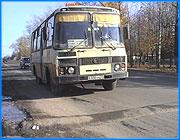 ></p><p class=c_tn>В Кохме столкнулись интересы водителей автотранспорта  и городской администрации. Дело в том, что на улице  Кочетова  были установлены сразу четыре так называемых дорожных полицейских, которые предназначены для снижения скорости, а значит и уменьшения аварийности. Но, судя по многочисленным жалобам водителей, благое начинание превращается в серьезную помеху. На улице Кочетова находятся  две школы и дом детского творчества. Рядом - дорога. Для того, чтобы ее перейти,  детям приходилось проявлять чудеса ловкости. А потому в начале учебного года по просьбе учителей и родителей на дорогу положили так называемых  полицейских, которые предназначены для снижения скорости проезжающих машин. В школе нововведением остались довольны - здесь еще помнят, что творилось год назад. Помнят и о том, что одного из учеников машина сбила прямо у школы.</p><p class=c_tn>В общем-то, никто из водителей и не против того, чтобы у школ были такие приспособления,   дело - то хорошее. Пеняют только на то, что забыли установить знаки, предупреждающие о препятствии. Да на то, что сделаны так называемые полицейские с нарушением ГОСТов. В администрации говорят, что  поторопились, конечно, кое-что не предусмотрели, но обещают  все исправить до конца октября. Также чиновники обещают полицейских, что называется, довести до ума и нанести на них разметку. При этом собираются уложить такие приспособления рядом с каждым детским учреждением. </p><p class=c_tn></p><p class=c_tn>Андрей Кузьмичев</p>
	
		<div class=