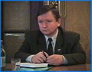 ></p><p class=c_tn>«Законодательному собранию области нужна своя газета», - заявил сегодня спикер Владимир Гришин во время разговора с жителями области по прямой телефонной линии. Общение своих читателей с главным депутатом организовала Ивановская газета, которая, несмотря на все усилия законодателей, осталась под контролем областной администрации. </p><p class=c_tn>Из тех вопросов, которые задали сегодня ивановцы Владимиру Гришину, значительная часть касалась тепла в домах, протекающих крыш и цен на лекарства для ветеранов. Оказалось, что председатель законодательного собрания разбирается во многих проблемах. Спикер пообещал посодействовать решению большинства из них.  Владимир Гришин считает, что вопросов было бы  меньше, если бы у законодателей был свой печатный орган. В этом издании могли бы публиковаться  законопроекты, чтобы читатели могли вносить свои предложения и поправки.  Ивановская газета бесплатно публиковать подобные документы отказывается, так как остается в руках областной администрации. Депутаты хотят на свою информационную поддержку тратить столько же денег, сколько расходует исполнительная власть.  Предпочтение Владимир Гришин отдает созданию отдельной депутатской газеты со своим штатом. Но пока не сверстан бюджет на следующий год о газете говорить рано.   </p><p class=c_tn>Василий Когаловский</p>
	
		<div class=