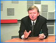 ></p><p class=c_tn>Насколько серьезен конфликт между исполнительной властью и областным парламентом, какие главные удачи Законодательного Собрания в этом году, и что могут ждать избиратели от работы депутатов в новом законодательном году – главные темы разговора в программе «Актуально» с председателем областного парламента Владимирым Гришиным.</p><p class=c_tn></p><p class=c_tn></p><p class=c_tn>- Владимир Сергеевич, на Ваш взгляд, именно как председателя Законодательного Собрания, есть ли сегодня некий конфликт между двумя ветвями власти?</p><p class=c_tn></p><p class=c_tn>- Если рассматривать рабочие споры, если рассматривать рабочий ритм, в котором работает Законодательное Собрание сегодня, то это можно так подать. Лично я бы подошел с другой точки зрения к этой ситуации. С другой бы стороны посмотрел на те моменты, которые СМИ расценивают как войну. Во-первых, война всегда несет за собой жертвы, но пока, к великой нашей радости, жертв нет. Существуют локальные бои с переменным успехом, но серьезных жертв нет. Я хочу особо отметить, что этот бюджетный год был крайне тяжелым по многим вопросам. Мы видим как сегодня подается тепло в дома людей, как решаются социальные проблемы, как гасятся долги по детским пособиям, мы видим как медленно двигается программа «Жилище». Какое внимание, в принципе, уделяется муниципальному жилью. Вы обратили внимание, что за два последних года единицы квадратных метров жилья построены. Поэтому, я соглашусь, что, действительно, ряд неординарных моментов, которые выдвигаются областной администрацией, у нас вызывают недоумение. Но в спорах рождается истина.</p><p class=c_tn></p><p class=c_tn>- Не соглашусь с Вами, что СМИ в отношениях властей хотят видеть только конфликтные стороны, просто ряд последних событий заставляют журналистов комментировать ситуацию именно таким образом.</p><p class=c_tn></p><p class=c_tn>- А конфликт существует, он существует в природе!!! В природе самой заложена некая конфронтация между парламентом и областной администрацией. Потому что администрация хочет большего, чем позволяют реалии сегодняшнего дня, и в какой-то мере мы охлаждаем их пыл, приземляем … Ведь каждый депутат имеет наказы своих избирателей, мы буквально живем в деревнях и селах, и Вам прямо могу сказать, что гораздо объективнее себе представляем ситуацию.</p><p class=c_tn></p><p class=c_tn>- Но, Владимир Сергеевич, вряд ли в природе заложены такие отношения, когда губернатор серьезно критикует депутатов в нежелании довести до конца политическое согласие о аэропорте, или прилюдно обвиняет председателя бюджетного комитета во взятках?</p><p class=c_tn></p><p class=c_tn>- Что касается аэропорта. Администрация пытается его вытянуть, обосновывает свою инициативу тем. Что объект повысит инвестиционную привлекательность нашего региона. Мы эти доводы взяли на вооружение, выдели 37 миллионов рублей, но бесконечно это делать нельзя, потому что мы видим, что нет продвижения в других областях. Очень тяжелый год перенесли селяне, резко повысились цены на ГСМ. Как им жить? Нужны были неординарные меры, нужен был товарный кредит, хотя бы для того, чтобы убрать то, что мы в этом году вырастили. У нас очень плохо развиваются вопросы, связанные с борьбой с наркоманией. Деньги нужны, чтобы технически поддержать наше управление внутренних дел.  Но самое главное сегодня – реформа ЖКХ. Вот, например, наше последнее пленарное заседание. Первый час это час областной администрации, обсуждались вопросы подготовки к зиме. Выяснили, что администрация города Иваново, только по соглашению с РАО ЕЭС задолжала 104 миллиона рублей. Конечно, можно понять «Ивэнерго», которые за тепло требуют деньги вперед. Второй момент – мы знаем, в каком состоянии сейчас находятся наши спецавтохозяйства, не обновляется техника, нет заработной платы, а мы с них требуем чистоту и порядок в городе…</p><p class=c_tn></p><p class=c_tn>- Решение о создании промышленной группы на первый взгляд это желание найти компромисс в отношениях с областной администрацией, но в тоже время можно отыскать и попытку внести раскол в стройные ряды депутатов, так как часть из них не скрывала недовольства по поводу фигуры руководителя данного объединения?</p><p class=c_tn></p><p class=c_tn>- Тяжелый вопрос. Это вообще внутреннее дело парламента. Промышленная группа образовывалась хаотично, но сегодня я могу сказать, что главная ее цель – поддержать исполнительную власть во всех ее начинаниях. Почему областная администрация считает здесь нужным вмешиваться и проводить реорганизацию, я не понимаю. Все это, конечно, направлено не на сближение, и не решение каких-то проблем, но думаю депутаты – люди крепкие, выдержат. Я с ними беседовал. Все они понимают грамотно и правильно. Как бы не складывались наши отношения, надо помнить, что наша главная задача – работать так, чтобы повысить жизненный уровень своих избирателей.</p><p class=c_tn></p><p class=c_tn>- Владимир Сергеевич, сегодня в самом начале нового законотворного года, оглянитесь назад и вспомните, что наиболее удачно получилось в прошлом, какие законы требуют серьезной доработки в самое ближайшее время?</p><p class=c_tn></p><p class=c_tn>- Была очень тяжелая работа. Одно то, что мы шесть раз пересматривали бюджет этого года, говорит о том, насколько плотно мы работали вместе с областной администрацией. Кроме того, у нас вышли очень серьезные законы, связанные с государственной и муниципальной службой. Хорошо поработали с депутатскими советами муниципальных объединений, с межбюджетными отношениями, финансовым контролем. Неоднократно рассматривали вопросы реформирования АО «Ивэнерго». Это очень больной вопрос для нас. Ведь тарифы кроме предприятий бьют еще и по населению. Мы 450 миллионов рублей заложили на субсидии гражданам, но часть муниципальных образований расходовали деньги не по назначению, и это предмет разбирательства Контрольно Счетной Палаты.</p><p class=c_tn></p><p class=c_tn>- Сегодня Вам хватит опыта и сил, чтобы областной парламент был максимально отгорожен и от надвигающихся выборов и от новых конфликтов с областной администрацией?</p><p class=c_tn></p><p class=c_tn>- После летних каникул депутаты встретились и еще раз обозначали ориентиры своей деятельности. Главное для нас разрабатывать и принимать законы, а в спорах с исполнительной властью пусть рождается только истина.  </p><p class=c_tn></p><p class=c_tn>Илья Лапшин</p>
	
		<div class=