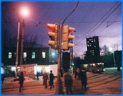 ></p><p class=c_tn>Сейчас городские власти решают судьбу еще одного старинного дома в Иванове. Если меры по сохранению особняка не будут приняты в ближайшее время, на улице Станционной исчезнет еще одно здание. </p><p class=c_tn>Здание бывшей физиолечебницы в центре Иванова было приговорено к сносу администрацией  Иванова, однако в последний момент областные службы  объявили его  памятником архитектуры. Сейчас судьба здания - под большим вопросом. </p><p class=c_tn>Ивановская физиолечебница переехала из старого здания на проспекте Ленина  год назад. Дом сочли аварийным, а предлогом к выселению была объявлена трещина вдоль стены. Особняк в самом центре передали  трамвайно-троллейбусному управлению. Потом отобрали и у него, чтобы снести.  Снос городские власти поручили фирме Скорпион, которой принадлежит рынок на Станционной. Но забеспокоились краеведы и обратились к руководству фирмы. Руководитель фирмы Скорпион Марина Галчева так прокомментировала ситуацию: «Просто сказали - на каком основании  вы сносите? - это архитектурный памятник. Я им сказала, что это не архитектурный памятник, был бы памятник, его бы не сносили. Его в реестре нет».</p><p class=c_tn>Но краеведы установили, - бывший особняк -  ценное здание. В свод памятников  его не включили по недосмотру. Дом  крепок, трещины не оказалось вовсе. Тут же  подготовили документы, и центр по охране памятников при областном управлении культуры  включил здание в свод. Теперь паспорт на здание утвердила Москва. Снести дом уже нельзя. Пока он был бесхозным, отсюда украдена печная плитка, люстры, рамы, батареи, даже пол разобрали. Между тем, рынок, который уже собирался снести дом, в новой ситуации  готов взять его. </p><p class=c_tn>Если хозяина дому не подберут, за зиму его могут разграбить окончательно. Уже год холодное неотапливаемое здание сторожит пенсионерка. Зарплату она получала в трамвайном управлении. Теперь никто ничего не платит. Сейчас Зинаида Михайловна берет на сохранение вещи уличных торговцев. Ее пенсия - восемьсот рублей. Квартплата - пятьсот. Поэтому она живет не дома, а здесь, где четверть века работала санитаркой. Ночами хлопают от ветра рамы, стучатся бомжи. Зинаида Михайловна говорит, что уже к зданию привыкла, но зимой  придется уходить.</p><p class=c_tn></p><p class=c_tn>Василий Когаловский</p>
	
		<div class=