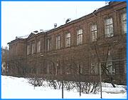 ></p><p class=c_tn>В субботу утром неизвестные бросили две бутылки с зажигательной смесью в здание тридцатой школы в Иванове. Обгорели кабинеты  математики и труда. Занятия в тот день были отменены. Когда в семь утра дым из кабинета математики заметила дежурный завуч, огонь полыхал вовсю. Затем выяснилось, что горит и кабинет труда на первом этаже. Вызвали пожарных. Но успел обгореть пол в обоих кабинетах и оконные блоки. Сразу же начали обход всех помещений корпуса. Занятия в этом здании отменили, часть учеников отпустили домой. Прибыла следственная группа, бутылки увезли на экспертизу. Директор школы уверен, что его подопечные к поджогу не имеют ни малейшего отношения. </p><p class=c_tn>Более того, те из учеников, с которыми нам удалось поговорить, оказались настоящими патриотами своей школы, и искренне возмущались поступком хулиганов. </p><p class=c_tn>Ущерб оценивается примерно в пять - семь тысяч рублей. Городская администрация уже обещала помочь школе. Но серьезней оказался ущерб моральный. Учителя по сей день находятся в шоке, и предпочитают не разговаривать о поджоге. Хотя поговорить есть о чем. Подобный инцидент произошел два года назад, когда бутылку с горючей смесью кто-то кинул в окно канцелярии. Однако утренняя история тоже продолжилась. </p><p class=c_tn>В ту же субботу в восемь часов вечера трое подростков лет 14-ти пытались облить школу какой-то горючей жидкостью.  Поймать никого из них не удалось. </p><p class=c_tn>Действия злоумышленников подпадают под статью сто шестьдесят седьмую уголовного кодекса: умышленное уничтожение или повреждение чужого имущества. Максимальное наказание  - лишение свободы на срок до двух лет.</p><p class=c_tn></p><p class=c_tn>Сергей Хохлов</p>
	
		<div class=