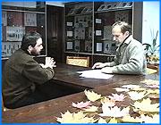 ></p><p class=c_tn>Большая группа преподавателей ивановских вузов подписала открытое письмо губернатору.  Сотрудники университетов и академий подвергли критике решение о реорганизации ивановского музейного объединения и предостерегли губернатора от непоправимых ошибок в сфере культуры. Авторы письма, среди которых ведущие профессора-историки указывают в письме, что реорганизация угрожает целостности музейных коллекций, которые считаются неделимыми. </p><p class=c_tn> «И мы, научная общественность Иванова, работники вузов, в том числе ИвГУ, подготовили письмо к нашему уважаемому губернатору В.И.Тихонову, в котором мы объясняем сложность ситуации и взрывоопасность ее, т.к. это приведет к тяжелым последствиям для музейного дела в Иванове», - говорит  историк, профессор ИвГУ Кирилл Балдин.</p><p class=c_tn>Свертываются краеведческие экспозиции. Бурылинский музей после ремонта в большой мере утратит краеведческий характер. </p><p class=c_tn>Вузовские преподаватели обратили внимание губернатора, что новая культурная политика в области грозит свертыванием научной работы в музеях и превращением их в чисто просветительские организации. Это противоречит основам музейной работы. Между тем, свернута и привлекавшая внимание публики экспозиция Человек. Душа. Духовность. Музейные неурядицы уже вызвали  отток профессиональных кадров из музеев, а в ближайшее время  вновь ожидается уход большой группы специалистов. Авторы письма обращают внимание губернатора на некомпетентность тех, кто отвечает за реформы, и предлагают привлечь для консультаций историков из числа вузовской интеллигенции. </p><p class=c_tn> «Мы потеряем очень многое», - считает преподаватель ИвГу Елена Костылева, - «Потому что нет продуманной концепции разделения музеев и создания новых экспозиций.. Меня очень удивляет, что при принятии этого решения уважаемый Владимир Ильич не воспользовался услугами экспертов из числа ведущих специалистов, профессуры по истории ивановского края». </p><p class=c_tn>Представители интеллигенции заявили, что открыты для общения и готовы давать консультации бесплатно.  Своим письмом они добиваются восстановления стабильной деятельности ивановских музеев. </p><p class=c_tn>Василий Когаловский</p>
	
		<div class=