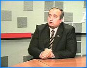 ></p><p class=c_tn>С 8 по 24 октября 2002 года Генеральный совет партии Единая Россия совершает поездку по 16 регионам страны, входящим в Центральный, Южный и Приволжский федеральные округа. Четырнадцатой остановкой «единороссов» стала Ивановская область. О целях визита -  в интервью заместителя руководителя фракции «Единство» в Государственной Думе РФ Франца Клинцевич программе «Актуально».</p><p class=c_tn></p><p class=c_tn>- Франц Адамович, почему регионов именно 16, и почему в этот список попала Ивановская область?</p><p class=c_tn></p><p class=c_tn>- По решению Генерального Совета партии «Единая Россия» мы делаем посещения в регионы России по тем задачам, которые мы определили. По большому счету за лето и осень мы побывали в 52 регионах. 22 октября четыре человека из Генерального Совета партии и шесть депутатов Государственной Думы, представлявших фракцию «Единство», работали в Ивановской области. Я думаю, работа удалась. Мы смотрели как идет процесс партийного строительства, уточняли как законы, которые мы приняли, «ложатся» на месте, и как их действие воспринимается населением.</p><p class=c_tn></p><p class=c_tn>- День-два – достаточный срок. Чтобы понять ситуацию в области?</p><p class=c_tn></p><p class=c_tn>- Конечно, нет, но больше мы позволить себе не можем, поэтому каждому региону уделяем по одному дню.</p><p class=c_tn></p><p class=c_tn>- СМИ в других регионах уже комментируют результаты Ваших визитов. В интервью одному из изданий Вы, в частности сказали, что очень довольны посещением Татарстана,  потому, что руководит регионом человек близкий Вам по политическим мотивам. У нас ситуация другая – губернатор – один из лидеров КПРФ.</p><p class=c_tn></p><p class=c_tn>- Вы знаете, мне сегодня встреча с губернатором очень понравилась тем, что изначально он не стал скрывать своих политических пристрастий. Несмотря на то, что он член КПРФ, он отвечает за этот субъект Российской Федерации, за всех людей региона. Он в нашем разговоре совершенно определенно призвал нас к сотрудничеству. Если появится такая возможность конкретной нашей помощи ивановской области, мы, конечно, ее окажем. А губернатор с удовольствием ее примет.</p><p class=c_tn></p><p class=c_tn>- А в приватных беседах с губернатором и депутатами фракции «Единство» в областном Законодательном собрании Вам не говорили, что на самом деле ситуация у нас не настолько благодушная? Есть определенный конфликт между исполнительной и законодательной властями, причем по объяснениям губернатора во многом данную ситуацию провоцирует лоббирующее большинство именно регионального отделения фракции «Единство» в областном парламенте?</p><p class=c_tn></p><p class=c_tn>- Это нормальная практика взаимоотношений ветвей власти. Но другое дело, что обе власти должны сотрудничать и договариваться, и очень плохо, когда исполнительная власть полностью подминает под себя законодательную и решает все вопросы так как она считает для себя нужным. Мы всегда говорим о том, что руководство партии «Единая Россия» поддерживает инициативы президента страны и правительства РФ, но поверьте мне, что когда правительство ведет себя неправильно, особенно в законотворческой деятельности или реальном управлении страной, то чаще всего критика таких действий поступает именно от депутатов фракции «Единство».</p><p class=c_tn></p><p class=c_tn>- Вы сказали, что одна из целей Вашего визита – посмотреть, как в регионе идет партийное строительство, и как же на Ваш взгляд оно идет?</p><p class=c_tn></p><p class=c_tn>- Я считаю, что сегодня наше региональное отделение со своей задачей справляется недостаточно, особенно на фоне других субъектов Российской Федерации. В принципе, на это есть и объективные причины, и не только со стороны губернатора, но и со стороны руководителей районов, где в основном и идет процесс партийного строительства. Я думаю, мы это поправим и разберемся. Есть закон, и любой человек, какую бы идеологию он не проповедовал, он живет в правовом поле, и Россия – это правовое государство. Мы на этих позициях стояли и стоять будем.</p><p class=c_tn></p><p class=c_tn>- А что включает в себя партийное строительство?</p><p class=c_tn></p><p class=c_tn>-  Партийное строительство это процесс многоликий. Это и выстраивание и региональных организаций. Местных и первичных организаций, и привлечение новых членов партий. И активная пропаганда идей партий. Работа с разными социальными группами. Проведение различных общественно-политических мероприятий.</p><p class=c_tn></p><p class=c_tn>- Недовольство работой ивановского регионального отделения означает, кроме всего прочего, что Вы недовольны и динамикой роста партийных рядов?</p><p class=c_tn></p><p class=c_tn>- Здесь к кандидатам в нашу партию предъявляются достаточно высокие требования, но, к сожалению, выясняется, что есть очень много людей, которые достойны быть членами нашей партии (многие, кстати, руководят крупнейшими предприятиями региона), но в силу ряда обстоятельств не до конца знают, что им надо делать. Я считаю, что сегодня «институт сторонников партии «Единая Россия»» в вашей области имеет серьезное развитие, но надо уделять большее внимание и членству в партии.</p><p class=c_tn></p><p class=c_tn>- Многие упрекают инициативу «Единой России» об увеличении проходного барьера  в Госдуму на будущих выборах с 5 до 10%. Ваша позиция?</p><p class=c_tn></p><p class=c_tn>- Сегодня мы ведем разговор по следующим моментам. Так получается, что сейчас в регионах люди очень плохо участвуют в избирательных компаниях. Последние выборы в Нижнем Новгороде и Красноярске наглядно показали, что в данном процессе участвуют суды, избирательные комиссии, черный PR. В общем, все кто угодно, не участвуют только люди. Современная статистика говорит о том, что только 24 руководителя регионов были избраны большинством голосов своих избирателей, все остальные набрали от 13% до 18%. Но таким людям даются большие властные полномочия и столь же большие материальные средства. А потом те ошибки, которые делает Глава областной администрации на региональном уровне, прежде всего, понимаются как ошибки некого федерального центра. Конечно, если бы все люди пошли на выборы, то не помог никакой бы черный PR. В Германии, например, нет вообще никакого избирательного барьера. Два человека могут избрать канцлера. Когда, например, избирали Коля, на выборы пришло всего 64% от общего числа избирателей. Вся немецкая пресса раздула данный факт как страшную беду, что нация деградирует, что немцы стали хуже, ведь раньше явка всегда была на уровне 95%. И немцы теперь прекрасно понимают, что если они не пойдут на выборы, то власть захватят те люди, которых они в принципе не поддерживают. Исходя из всего этого, мы подумали, что теперь надо менять некие подходы, но кроме этого надо провести в обществе и некую дискуссию. Сегодня в стране 31 партия, все они будут в избирательных списках, опять люди будут думать, мучаться за кого голосовать. Мы говорим о цивилизованном способе формирования власти, и может быть, наступят такие времена, когда в парламенте будут реально присутствовать 3-4-5 партий.</p><p class=c_tn></p><p class=c_tn>- Последуют ли какие-нибудь организационные выводы по результатам визита?</p><p class=c_tn></p><p class=c_tn>- Мы подведем итоги, сделаем определенные выводы, отметим позитивные и отрицательные моменты, разошлем наше мнение по регионам. Если быть до конца объективным, конечно, «Единая Россия» на ивановской земле присутствует, она есть, и она себя правильно позиционирует.</p><p class=c_tn></p><p class=c_tn>- Франц Адамович, четко и ясно разъясните идеологию партии?</p><p class=c_tn></p><p class=c_tn>- Наша идеология – это здравый смысл. Сегодня, говоря об идеологии, нужно ясно понимать, что есть левый край, есть правый край, но сегодня есть еще и конструктивный центр, которому предстоит решать обе задачи. В ближайшие 20 лет в стране не будет правящей партией ни коммунистическая, ни правая идеология. Сегодня люди выберут конструктивный прагматичный подход. Это как раз то, что «Единая Россия» проповедует и развивает в регионах. Сегодня нужно поднимать благосостояние людей, увеличивать зарплату и пенсии, сегодня нужно давать человеку достойную жизнь – мы за это.</p><p class=c_tn></p><p class=c_tn>- Вы готовы взять на себя такую ответственность?</p><p class=c_tn></p><p class=c_tn>- Мы еще до выборов сказали, что строя партию, мы берем на себя ответственность за то, что происходит в стране.</p><p class=c_tn></p><p class=c_tn></p><p class=c_tn>Илья Лапшин</p>
	
		<div class=