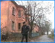 ></p><p class=c_tn>Со страхом жители одного из домов на улице Шевченко ждут наступления зимы. Три месяца назад в их доме засорилась канализация, сточные люки переполнены. Жители опасаются, что с наступлением холодов фекальные воды хлынут в дом. А коммунальщики вместо помощи отделываются обещаниями. </p><p class=c_tn>Во дворе дома № 10 по улице Шевченко четыре канализационных люка. В начале августа система засорилась. С тех пор люки стоят, наполненные водой доверху, а рядом с ними образовались огромные лужи - вода течет и по дорожке возле дома. Жители со страхом ждут начала холодов. Говорят, что подобный случай уже был - в соседнем доме. Там прорвало канализацию, и первые этажи буквально плавали в воде. Жители опасаются, что их  ждет нечто подобное. Поэтому уже сейчас они стараются не пользоваться туалетом. Обрадованное этой терпеливостью ЖРЭУ помогать им, по-видимому, не собирается. </p><p class=c_tn>Жители готовы предположить, что по неизвестной причине слесари работают по ночам, поэтому их и не видно. И периодически приходят посмотреть, не понизился ли уровень воды в люках. Но видят одну и ту же картину. </p><p class=c_tn>Начальник четырнадцатого ЖРЭУ Татьяна Ульянова, к которой жители каждый день обращаются за помощью, прокомментировать ситуацию нашим журналистам отказалась. А в частной беседе подвергла сомнению честность жителей и заявила, что воду из люков откачивают регулярно! В очередной раз это сделают сегодня. А засор системы будет ликвидирован на днях силами «Водоканала». </p><p class=c_tn></p><p class=c_tn>Оксана Сердюк</p>
	
		<div class=