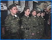 ></p><p class=c_tn>В минувшую субботу в кинешемской химбригаде принимали пополнение. В ряды борцов с химической и радиационной опасностью вступали шесть местных мальчишек. В химбригаде их называют сынами полка, и подрастающей сменой. </p><p class=c_tn></p><p class=c_tn>Присяга – дело ответственное. Поэтому сначала была репетиция. Рассчитывалось каждое слово и каждый шаг. А потому отрабатывать присягу юные бойцы химбригады начали с раннего утра. Одному из них – Андрею Попову, всего четырнадцать. Во взвод воспитанников он пришел вслед за старшим братом. И в клятве, которую будет произносить через несколько минут, уже выбрал любимые слова: «Быть патриотом своей Родины. России».</p><p class=c_tn>Присяга проходила в музее химбригады. В словах клятвы ничего нового: настойчиво овладевать знаниями, быть вежливым и скромным, поддерживать лучшие традиции российской армии. Однако, произносить эти слова приходилось под строгими взглядами именитых полководцев и это добавляло волнения. Взвод воспитанников существует в химбригаде уже пятый год. Здесь учатся ребята, оставшиеся без родителей. У кого-то нет даже дальних родственников. Казарма заменяет им дом во всех смыслах. Майор Афонин был первым командиром взвода. Вспоминает, как нелегко было поначалу: «Учили даже зубы чистить. Начинали с этого».</p><p class=c_tn>Сегодня воспитателям приходится легче. Во взвод ребята попадают уже подготовленными. Набирают воспитанников еще в августе. Два месяца сыны полка знакомятся с прелестями казарменной жизни. Многие не выдерживают и из бригады уходят. Зато те, кто остался, произносят слова клятвы уже вполне убежденно и осознанно.</p><p class=c_tn>Для Андрея Попова с этого дня начинается новая жизнь. Ему еще только предстоит научиться быть патриотом Родины и служить Отечеству. Научится – станет десантников. Как и мечтал. </p><p class=c_tn></p><p class=c_tn>Татьяна Драчук</p>
	
		<div class=