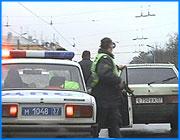></p><p class=c_tn>В Иванове сегодня опробовали новую техническую систему поиска угнанных автомашин. Операция проводилась в условиях, максимально приближенных к реальным. Съемочная группа ТРК «Барс» оказалась в автомобиле, который был объявлен в угон. Репортаж с места событий «угонщика автомобилей» Андрея Кузьмичева.</p><p class=c_tn></p><p class=c_tn>О том, что угон учебный, знают только оперативники. Значит, до того момента пока не поймают  - они воры и возможен вариант, что псевдоугонщиков уложат на асфальт. Радиомаяк установлен на одну из машин оперативников. От него идет сигнал на все рации мобильных служб. Следом едет машина прикрытия, в которой тоже сыщики, исполняющие роль преступников. Сразу после угона в эфир пошла информация об угнанной машине.</p><p class=c_tn>От Велижской успеваем доехать до площади Багаева. На светофоре дорогу перекрывает УАЗ патрульно-постовой службы. Задержали через пять минут. Учения продолжаются. Следуем дальше, в район Авдотьино. Навстречу - один из заместителей начальника Управления ГАИ. Разворачивается - значит засек угнанную машину. Автомобиль прикрытия пробует оттереть преследователя. Не удается. </p><p class=c_tn></p><p class=c_tn>Операция продолжается. Едем по Ермака. Через три минуты злоумышленников  преследуют сразу два экипажа. Загоняют на Станционную. Перед светофором дорогу перекрывают еще два автомобиля ДПС.</p><p class=c_tn>Учения закончены.</p><p class=c_tn>Начальник отдела розыска областного УГИБДД УВД Владимир Семенов дает оценку учениям: «В принципе добились того, чего хотели. И задержания были в течение довольно короткого времени. Не одно задержание было. Тем более, что реагируют, как вы видели, не только сотрудники ГИБДД, но другие службы , которые являются мобильными - это и ППС, и Отдел Вневедомственной Охраны, и даже начальники Упраления...»</p><p class=c_tn>Саму охранно-поисковую систему снимать нам не разрешили. Но известно, что это аналог иностранных поисковых систем. Небольшой блок с собственным аккумулятором устанавливают на автомобиль любой марки. При этом даже хозяин не знает, где именно установлен маяк. При угоне система незаметно для воров распространяет радиосигнал, который пеленгуют все оперативные службы. Сейчас система проходит доработку, и возможно, совсем скоро будет запушена в серийное производство. </p><p class=c_tn></p><p class=c_tn>Андрей Кузьмичев</p>
	
		<div class=