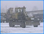></p><p class=c_tn>Зима наступила для городских властей как всегда неожиданно. Этим утром большинство основных магистралей Иванова оказались занесены снегом. Лишь к обеду главные улицы посыпали песком. К уборке снега намерены приступить этой ночью.</p><p class=c_tn>В управлении благоустройства говорят, что готовиться к снегопадам начали еще весной. Запасли любимую всеми водителями песко-соляную смесь - тридцать четыре тысячи тонн. Из расчета на среднестатистическую зиму.</p><p class=c_tn>А вот с пескоразбрасывателями, говорят, сегодня случилась незадача. Общая площадь убираемой городской территории - два с половиной миллиона квадратных метров. Ночью бороться с осадками вышли лишь двадцать машин. Да еще в первые часы работы сломались семь из них.</p><p class=c_tn>Старший механик автоколонны уличной уборки  Алексей Задорнов надеется, что дальше будет легче, это «как говорится, первый блин, он  у нас получился комом».</p><p class=c_tn>За последнее время появилось тринадцать новых спецмашин. И все равно девяносто процентов автопарка - кандидаты на списание. Но если технику потихоньку меняют, то приманить новых работников не удается. </p><p class=c_tn>Начальник управления по благоустройству города Иваново Сергей Мкртумян на улучшение положения не надеется: «Вот тот золотой запас, та старая гвардия, на которой все эти десятки лет держалась уборка города, особенно в зимний период, они все предпенсионного возраста, и я боюсь, что через пару лет у нас будут проблемы именно с кадрами». </p><p class=c_tn>Старший механик колонны подтверждает: только старая гвардия остается после суточного дежурства и ремонтирует машины сверхурочно. Причем людей на линии меньше, чем занято в ремонте. И авральный метод работы останется привычным, пока уборка города и летом, и зимой - в остаточных строках финансирования.  </p><p class=c_tn></p><p class=c_tn>Сергей Хохлов</p>
	
		<div class=