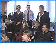 ></p><p class=c_tn>Сегодня Центр социальной помощи детям посетили депутат государственной думы Татьяна Яковлева и генеральный директор группы компаний  Кенгуру  Максим Тверской. И воспитанники, и педагоги,  ждали гостей. Наверное, потому, что каждый приходящий в центр что-то несет с собой, а это значит, что детям становится интереснее и  педагогам проще работать. О том, что в центр социальной помощи приедут высокопоставленные гости знали еще утром.  Не знали только  - кто именно. Как всегда бывает в таких случаях, говорили о проблемах, которых достаточно: не хватает мебели, оргтехники, да и много еще чего.  </p><p class=c_tn>Педагог Центра социальной помощи детям Наталья Шерстнева говорит, что нужда существует всегда: нет канцтоваров, одежды, обуви.</p><p class=c_tn>Гостей в центре социальной помощи  любят и с  нетерпением ждут. Наверное, потому, что они всегда приходят с подарками. Вот и сегодня так. Дети удивленно смотрят на  депутата Государственной Думы Татьяну Яковлеву и генерального директора группы компаний Кенгуру Максима Тверского. Те спрашивают о жизни в центре. Сюда каждый день приходят до ста детей из малообеспеченных семей. Каждый занимается делом по душе. Кто-то рисует, другие вырезают из бумаги героев любимых мультфильмов. Вот только беда – карандаши и бумага очень быстро заканчиваются. Но эту проблему, по мнению Татьяны Яковлевой, решить можно. Главное  -  научиться грамотно работать со спонсорами: «Вот вы пользуясь возможностью попросите Кенгуру вашим шефом стать...», - предложила она.</p><p class=c_tn>Тем, кто будет хорошо учиться, обещают поездку в Москву. Программа насыщенная: посещение Госдумы дополнено походом в Макдоналдс и зоопарк. </p><p class=c_tn>Гости оставляют подарки и уезжают. А ребята должны подготовить список  необходимых им вещей. Тогда у спонсоров появится лишний повод вернуться сюда еще раз.</p><p class=c_tn></p><p class=c_tn> Андрей Кузьмичев</p>
	
		<div class=