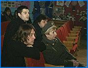 ></p><p class=c_tn>В прошедшую субботу в седьмую женскую колонию приехали не совсем обычные гости – солисты знаменитого московского мюзикла «Notre Dame de Paris»– Вячеслав Петкун, Александр Голубев и Антон Макарский.  Осужденные представили им свою, не совсем обычную версию «Собора Парижской Богоматери».  Вместе со съемочной группой программы Намедни за визитом наблюдал корреспондент ТРК «Барс» Андрей Кузьмичев. О том, что в субботу приедет солист «Notre Dame de Paris» Вячеслав Петкун знали еще накануне. Но никто не ожидал, что посмотреть спектакль в ивановской колонии, приедут и другие звезды мюзикла - Александр Голубев и Антон Макарский. На въезде в город солистов Notre Dame встречают сотрудники Управления исполнения наказаний. В это время актеры в колонии готовятся показать фрагменты мюзикла. </p><p class=c_tn>Через полчаса звезды Notre Dame в зале клуба. Для осужденных все происходящее похоже на сон - они столько  раз слышали знаменитую  Белль по радио, но никогда не видели солистов. Начинают. Планы показать фрагменты мюзикла рушатся на глазах, осужденные решают прогнать весь спектакль. Гости слушают внимательно. Несколько раз мюзикл прерывается их овациями.</p><p class=c_tn>На финальной сцене актеры сбиваются, перехватывает дыхание. Эсмеральда спасая Квазимодо хохочет, и кричит в зал: «Мы умерли, все... все»,  -  это действо подхватывает финальная песня и овации звезд -  Браво!</p><p class=c_tn>Антон Макарский, исполнитель роли Феба в мюзикле «Notre Dame de Paris» выразил всеобщее мнение: «В некоторых местах просмотра слезы наворачиваются на глаза, подступает ком к горлу, насколько честно это было. Кто-то больше умеет, кто-то меньше, в смысле театрального искусства. Но то, что честно и с душой - это многим профессиональным актерам надо учиться». </p><p class=c_tn>Вячеслав  Петкун достает  подарки, «но, правда, какие подарки  - не выкуришь, не съешь».</p><p class=c_tn>Оказывается, привезли компакт-диск с партитурой Notre Dame, но слушать его не на чем. В колонии только старенький кассетный магнитофон. Через полчаса московские гости привозят в подарок  музыкальный центр и коробку компакт-дисков. Аппаратуру подключают вместе  - актеры обоих мюзиклов.  </p><p class=c_tn>На колонийской сцене Квазимодо, Фролло и Феб. Те, о ком осужденные актеры раньше только мечтать могли. Позже они признаются, что все происходящее напоминало сон.</p><p class=c_tn>Отпускать нотрдамовцев не хотят. Просят их остаться навсегда. Они здесь так понравились. Затем фото на память. В восторге все -  и московские знаменитости, и  местные актеры. Ведь они за последнюю неделю тоже звездами стали. Их показывали по нескольким центральным каналам телевидения. </p><p class=c_tn>Звезды уезжают поздно вечером. А колонийские актеры остаются  - остаются со своей мечтой, которая стала реальностью.  </p><p class=c_tn></p><p class=c_tn>Андрей Кузьмичев</p>
	
		<div class=