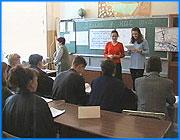 ></p><p class=c_tn>Одна из основных проблем сферы образования - обилие различных учебников и программ. Это нередко затрудняет переход ребенка из одной школы в другую. Кроме того, некоторые программы для младших школьников не имеют продолжения в среднем и старшем звене - теряется преемственность образования. В последнее время Министерство образования предпринимает попытки как-то упорядочить эту сферу. Ввести единый образовательный стандарт, составить перечень рекомендованных учебников. Еще два года назад в перечне учебников, рекомендованных Министерством образования, было почти три тысячи учебных пособий. В среднем по двадцать изданий на один школьный предмет. Сейчас педагоги единодушно уверяют, что возможность выбора программы и учебника необходимо ограничить. К старой системе, когда по каждому предмету существовало только одно пособие, возвращаться никто не собирается. Стремятся просто найти золотую середину. Начальник городского управления образования Тамара Бугеро против,  когда в продаже появляются самые разные учебники, а учителя сами по себе решают перейти на этот учебник: «Вот понравился, она его приобрела и рекомендует родителям и начинает работать, она не знает эта учительница, есть ли продолжение у этого учебника, а что будет дальше»?</p><p class=c_tn>Десятый класс пятьдесят восьмой ивановской школы. Лабораторная работа по физике. Ребята здесь занимаются по учебнику Мякишева - он также указан в перечне. Но у некоторых пособие старое. Оказалось, что новое выпустили слишком маленьким тиражом. Еще один момент - десятые классы здесь сборные. Большинство учеников занимались до этого года в других школах города. По другим программам. Причем наиболее сильно расходятся пособия по гуманитарным предметам - истории, литературе.</p><p class=c_tn>Летом Министерство образования выпустило новый перечень учебников. Их число с трех тысяч сокращено до пятисот - не более трех наименований на каждый предмет. Этот перечень педагоги считают оптимальным, а проблему слишком широкого выбора решенной. Хотя к началу этого учебного года каталог опоздал. Ведь учебный план был составлен еще весной.</p><p class=c_tn></p><p class=c_tn>Татьяна Суханова</p>
	
		<div class=