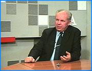 ></p><p class=c_tn>Уход первого заместителя Главы администрации Ивановский области основательно перетряс всю управленческую иерархию региональной власти. О новых людях на новых должностях Владимир Тихонов рассказал в интервью программе «Актуально». Несмотря на все старания губернатора объяснить логичность назначений, показалось, что главными критериями отбора кандидатов в новые кресла были политические и личные пристрастия Владимира Ильича.</p><p class=c_tn></p><p class=c_tn>-Владимир Ильич, уход Михаила Бабича с поста первого заместителя Главы областной администрации, это серьезный удар по управленческой структуре исполнительной власти?</p><p class=c_tn></p><p class=c_tn>-Я бы не сказал, что это удар. Другое дело, что я знал, что это рано или поздно произойдет. Еще год назад было подготовлено решение о его переводе именно на эту должность. Но вмешались в дело определенные политические силы в России, и это решение не состоялось. Это решение реально состоялось примерно месяц назад, но у меня было время, чтобы подготовить кадровые перестановки. Я знал, что документ подписан, другое дело, что в то время он не вышел из администрации президента. О возможных кадровых перестановках я начал задумываться полтора месяца назад, и было несколько вариантов, которые я отрабатывал. Окончательное решение было принято утром 25 ноября 2002 года, когда я подписывал документы о назначении. </p><p class=c_tn></p><p class=c_tn>-Когда Вы только начали отрабатывать варианты новой управленческой структуры, Вы советовались с Михаилом Бабичем? Наверное, у него был свой взгляд и предпочтения о своем преемнике?</p><p class=c_tn></p><p class=c_tn>-Разговор был не только с Бабичем. Я проговорил и со вторым первым заместителем Александром Канаевым и Николаем Зиминым, который во время выборной компании был одним из руководителей моего выборного штаба. Решение, которое стало окончательным в равной степени учитывало мнение всех троих, но , конечно, и мое, в том числе. Я выбирал из всех возможных вариантов тот, который бы оптимально устроил в дальнейшей работе. </p><p class=c_tn></p><p class=c_tn>-Пока Ваше решение окончательное, или несколько кандидатур еще будут согласовываться?</p><p class=c_tn></p><p class=c_tn>-Нет. Распоряжение подписано по пяти кандидатурам, они уже утверждены в своих должностях. Первым заместителем Главы администрации назначен Зимин Николай Васильевич. Он курировал социальную сферу, но при назначении на должность первого заместителя ему дополнительно добавлен еще такой участок, как курирование средств массовой информации и управление по печати и информации Ивановской области. Но учитывая ,что загрузка его и так велика, да еще и должность первого зама (эта должность более высокая и ответственная), я принял решение разделить его должность на две и выделить отдельным участком управление по культуре и искусству, управление по физкультуре и спорту и управление по делам молодежи. За вычетом этих трех направлений, но с прибавлением ответственности за СМИ, Николай Зимин и стал первым заместителем. Что касается перечисленных мной управлений, то один из вариантов решений был такой – выделить еще одного заместителя, чтобы он помимо этих трех управлений курировал еще и управление образования. После долгих размышлений я пришел к выводу, что лучше всего, управление образования оставить у Зимина, у которого имеется опыт работы в этой сфере (он долгое время преподавал в медицинской академии). По остальным трем направлениям я может быть принял неординарное решение – назначить заместителем Главы администрации с сохранением должности начальника управления по культуре и искусству Веру Геннадьевну Добролюбову. Как Вы поняли, она еще будет курировать работу областных управлений по спорту и молодежной политике. Почему принято такое решение? Во-первых, все направления достаточно близкие, они в основном проводят работу с населением и в основном с молодежью. Во-вторых, еще летом прошлого года я стал серьезно задумываться, какие возможны перестановки, если уходит из области Бабич, поэтому, мы, например, начали привлекать к проведению спортивных мероприятий веру Добролюбову. Если Вы обратили внимание, на многих спортивных мероприятиях начальник управления по культуре присутствовала, чего не скажешь о Николае Зимине, поэтому Вера Геннадьевна с этой сферой знакома. Когда еще за день до принятия окончательного решения,  я сказал о возможном назначении Добролюбовой на эту должность начальнику управления по физкультуре и спорту Александру Кукаеву, он воспринял эту новость с большой радостью, хотя и кураторство Николая Зимина этой сферы не исключается. Что касается комитета по делам молодежи, здесь все понятно. Молодежь, культура, искусство и спорт – все должны быть вместе. Вот эти первые два назначения. Которые были сделаны.  Если говорить о полномочиях Михаила Викторовича Бабича, то все они переданы в полном объеме Григорьеву Владимиру Николаевичу, который ранее был председателем комитета по управлению государственным имуществом администрации Ивановской области, кстати, во время избирательной компании на пост губернатора, он был юристом в моем избирательном штабе. Он тесно сотрудничал с Бабичем, и очень хорошо зарекомендовал себя на прежней должности как опытный юрист. Плюс ко всему Григорьеву передан дополнительный участок работы, все, что связано с земельным кадастром. Ранее эту сферу курировал также мой заместитель Скудняков Иван Васильевич, который занимался проблемами села. Учитывая, что этими проблемами Григорьев занимался еще в ранге председателя комитета по управлению госимуществом, для него эти направления не стали новыми. Что касается финансов, то дополнительную информацию Григорьев от Бабича еще получит, но здесь могут возникнуть разные нюансы специфического характера, поэтому я принял решение восстановить в должности своего заместителя начальника областного финуправления Александра Грузнова. При решении финансовых вопросов на уровне Министерства финансов России должен быть человек не ниже заместителя Главы региона. Учитывая, что Григорьев с поста председателя комитета перешел на должность заместителя Главы администрации, сразу встал вопрос, кто заменит Григорьева на посту председателя комитета по управлению госимуществом. Решение может быть было принято неоднозначное, но я во всяком случае уверен, что правильное. Я назначил руководителем комитета Королеву Людмилу Анатольевну, которая ранее была заместителем Владимира Григорьева. Получается, что я сразу решил целый ряд проблем. Во-первых, меня долгое время упрекали в том, что во главе руководства области нет ни одной женщины, теперь одна женщина, во всяком случае, есть – Добролюбова Вера Геннадьевна. У нас добавилась и новый руководитель комитета по госимуществу Королева Людмила Анатольевна. Все вопросы, которые надо было связать воедино, они нашли своих руководителей, с другой стороны эти люди готовились, что подобные перемещения могли произойти, их не бросили в омут головой, выплывай как хочешь.</p><p class=c_tn></p><p class=c_tn>-Владимир Ильич, без сомнения логика в Ваших рассуждениях присутствует, и, наверное, на бумаге все выглядит более менее гладко, но у каждой ли кандидатуры хватит управленческого опыта, потому что обязанности на них возложены дополнительные и весьма ответственные? Какой срок вы выделили для того, чтобы новый механизм заработал наиболее эффективно?</p><p class=c_tn></p><p class=c_tn>-Самая главная проблема при принятии решения о новом назначении это доверие к людям, наличие у них профессиональных навыков, желание проявить себя и разобраться в работе на новой должности, и наконец наличие определенного опыта работы на управленческих должностях. Если говорить о всех тех перемещениях, которые я сделал, я считаю, что эти пять человек удовлетворяют данным требованиям. Если Вы обратите внимание на возраст новых руководителей, то только Зимину 55 лет, все остальные молодые люди в пределах сорока и даже до сорока лет. Если они даже чего-то не умеют, у них есть возможность научиться и набраться необходимого опыта. Если говорить о Вере Геннадьевне Добролюбовой, то она, чтобы получить дополнительный управленческий опыт, поступила в академию госслужбы.</p><p class=c_tn></p><p class=c_tn>-Вы уже собирали новую команду, и какую первую задачу перед ними поставили?</p><p class=c_tn></p><p class=c_tn>-В понедельник я всех представил работникам областной администрации, затем собрал заместителей Веры Добролюбовой и попросил, чтобы они взяли на себя дополнительные обязанности по координации работы управления по культуре из-за большей занятости их начальника. Обговорили пути взаимодействия Канаева и Григорьева, еще в выходные долго беседовал с Зиминым о его функциях, я поставил совершенно новые задачи перед Николаем Бровциным, который раньше курировал средства массовой информации. Я очень бы хотел бывать в районах области, но иногда для подобных поездок у меня физически не хватает времени, поэтому перед Бровциным сегодня поставлены совершенно конкретные задачи. Он должен взять на себя представительские функции, сконцентрироваться на работе с общественно-политическими партиями и движениями. Должен хотя бы раз в неделю выезжать в города и районы области, чтобы досконально знать, как сегодня живет избиратель.</p><p class=c_tn></p><p class=c_tn>-Если что-то не будет получаться, возможны новые назначения и перестановки?</p><p class=c_tn></p><p class=c_tn>-Перестановки возможны всегда, но главное моя цель, чтобы люди научились работать правильно и нести ту нагрузку и ответственность, которые на них возложены.</p><p class=c_tn></p><p class=c_tn>Илья Лапшин</p>
	
		<div class=