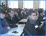 ></p><p class=c_tn>Сегодня первый заместитель министра образования России Виктор Болотов провел селекторное совещание по проблемам единого государственного экзамена в российских школах. Эксперимент ведется в России уже второй год. В этом году в нем приняло участие 16 российских регионов. Предполагается, что летом – 2003-го их число увеличится до сорока. Наша область к экспериментаторам пока не присоединилась. Но в областном управлении образования считают: раз единый госэкзамен  призван модернизировать отечественное образование, рано или поздно его придется проводить и в наших школах.</p><p class=c_tn>Выдвигая идею единого госэкзамена, Министерство образования преследовало несколько целей. Главная из них – обеспечить при поступлении в вуз равные возможности для школьников из провинциальных и столичных школ. Кроме того, совместив школьные и вступительные экзамены, с выпускников можно снять часть физической и  моральной нагрузки. Считается также, что единый госэкзамен – метод борьбы с коррупцией в вузах, ведь принимать его будут независимые комиссии. Однако, за два года выяснилось, что у нововведения немало не  только сторонников, но и противников. Многие уверяют, что с помощью тестов невозможно объективно оценить знания. Другие убеждены, что новый экзамен не искоренит коррупцию. Она просто примет иные формы. Сомнения мучают и ивановских учителей. Именно поэтому наша область до сих пор не присоединилась к эксперименту. </p><p class=c_tn>Наблюдению за чужими ошибками областное управление образования намерено посвятить еще год. Этим летом в ивановских школах и вузах экзамены будут проводиться по прежней схеме. А вот в 2004-м году единый государственный экзамен, скорее всего, будет введен и у нас. Предполагается, что эксперимент коснется сначала только одного школьного предмета – алгебры.  Выступая за введение единого государственного экзамена, Министерство образования России сетует на то, что общественность слишком мало знает об эксперименте. А потому слишком активно ему сопротивляется. В том же министерстве образования нынешнюю систему поступления в вузы иначе как несправедливой и архаичной не называют. </p><p class=c_tn></p><p class=c_tn>Татьяна Драчук</p><p class=c_tn></p>
	
		<div class=