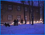 ></p><p class=c_tn>Чрезвычайное положение объявлено в микрорайоне Сортировка города Иванова. В понедельник почти 60 многоквартирных домов остались без отопления. Вчера у первого заместителя мэра Сергея Бразера состоялось очередное экстренное совещание чрезвычайной комиссии. На нем были разработаны срочные меры по ликвидации аварии. </p><p class=c_tn></p><p class=c_tn>Подача тепла в микрорайоне прекратилась из-за гидравлического удара на котельной локомотивного депо. В результате система отопления была частично разморожена. На теплотрассе появились трещины и свищи. В шести домах в квартирах были сорваны батареи. Два дня назад на месте происшествия начали работать ремонтные бригады МПЖХ и Гортеплоэнерго. Городские власти уверяют, что ситуация под контролем.</p><p class=c_tn>Сергей Бразер заверил, что сейчас принимаются все меры для стабилизации ситуации. </p><p class=c_tn>Как раз план действий и разрабатывала чрезвычайная комиссия в кабинете первого заместителя мэра. Из разговора членов комиссии стало ясно, что система отопления давно не ремонтировалась. Досталась эта трасса по наследству от местного отделения Северной железной дороги. В результате аварии шестьдесят домов остались без тепла.</p><p class=c_tn>Благодаря своевременному сливу воды из системы, в половине домах удалось сохранить и возобновить отопление. Однако, почти тридцать домов пока остаются без тепла.</p><p class=c_tn>Люди к ситуации относятся с пониманием, надеются что в холоде они пробудут не больше трех дней.</p><p class=c_tn>Однако, есть среди пострадавших жителей и оптимисты.</p><p class=c_tn>Сами же рабочие, похоже, суеверны и прогнозировать ситуацию отказываются. Но работы идут полным ходом. Сейчас на месте аварии работают 3 бригады. Но когда закончатся восстановительные работы, сейчас назвать пока никто не может. </p><p class=c_tn></p><p class=c_tn><b>Владимир Еремин</b></p>
	
		<div class=