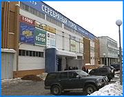 ></p><p class=c_tn>В ночь с 20 на 21 января  торговый центр Серебряный город подвергся разбойному нападению. Днем в торговые залы не могли попасть ни посетители, ни арендаторы торговых площадей. Причина - сотрудники милиции вели следственные работы. Причем сюда были стянуты практически все силы городского УВД. Пока о результатах следствия говорить рано, но по предварительной информации известно, что хищения совершены вооруженной преступной группой, а сумма ущерба весьма значительна.</p><p class=c_tn>В течение нескольких часов растерянные арендаторы пытались попасть в свои магазины. Однако туда допускали только тех предпринимателей, кто пострадал в результате ограбления. Всем остальным приходилось довольствоваться слухами и догадками. </p><p class=c_tn>К полудню картина происшествия в общих чертах обрисовалась. Преступники действовали уверенно и квалифицированно. Каким-то образом им удалось накануне затаиться в одном из помещений торгового центра. К тому времени в здании оставались всего два охранника. Их связали, при этом один пытался оказать сопротивление, и был ранен в ногу. С половины одиннадцатого вчерашнего вечера до шести утра этого дня преступники свободно разгуливали по торговым залам. Часть магазинов была открыта ключом, часть - взломана. Ценные вещи брали не только с прилавков и витрин, но и из коробок со склада. </p><p class=c_tn>«Здесь профессионалы работали, неужели не видно, что это не залетные какие-то...», - рассказывает один из продавцов, - «Это все было заранее предусмотрено, эти люди заранее продумывали и не раз здесь, видимо, бывали. Знали, где, в каких магазинах что находится. Не все магазины даже вскрыты. Взяли в основном, золото, телефоны, то, что можно продать». </p><p class=c_tn>Уже сейчас очевидно, что разбойное нападение стало возможно по причине, мягко скажем, непродуманной системы охраны. Охранники не были вооружены, при обходе помещений с ними по какой-то причине не оказалось тревожной кнопки. Предприниматели в свою очередь уверяют, что каждый месяц прилежно платят за охранные услуги немалые деньги. Пока неизвестно, как владельцы торгового центра намерены компенсировать убытки арендаторов. За последние пять лет, со времен ограбления магазина Наш дом, это, пожалуй, самое дерзкое преступление такого рода. </p><p class=c_tn>P.S. Напомним, что владельцем торговых площадей Серебряного города является компания Проект-2000. Пока ее руководство оставляет случившееся без комментариев. Неизвестно также, будут ли пострадавшие арендаторы требовать компенсацию от компании-арендодателя.</p><p class=c_tn><b>Дмитрий Попов</b></p>
	
		<div class=