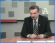 ></p><p class=c_tn><b>В Законодательном Собрании прошло совещание директоров текстильных производств. Власть и промышленники в который раз решали, как спасти прядильно-ткацкое производство и вывести некогда бюджетообразующую отрасль из глубочайшего кризиса. Свой взгляд на проблему предлагает директор АОЗТ «Красная Талка» Владимир Лапшин. </b></p><p class=c_tn></p><p class=c_tn>- <b>Владимир Германович, мне кажется стороннему наблюдателю очень странно слышать, что в текстильной отрасли существует глубокий кризис. Человек ведь обладает информацией, что в стране сегодня благоприятные условия для роста всей российской экономики, кроме того, у него есть знания еще с советских времен, что текстиль, наряду с ликероводочным производством самая рентабельная отрасль, где каждый вложенный рубль дает три рубля прибыли.</b></p><p class=c_tn></p><p class=c_tn>- Некоторые предприятия сегодня действительно наращивают объемы производства, но все специалисты сходятся во мнении, что кризис на самом деле существует. Вот конкретные цифры. Из 26 текстильных предприятий, входящих в областной рейтинг ведущих, 12 снизили объемы производства по сравнению с прошлым годом. Что касается общероссийских объемов, текстиль в доход федерального бюджета дает только 1.7%. По заявлению господина Грефа, - текстиль для России перестал быть значимым. </p><p class=c_tn></p><p class=c_tn>- <b>А в чем причины снижения объемов производства? </b></p><p class=c_tn></p><p class=c_tn>- Объективная причина – рост цены на хлопок. Обычно, когда приходит новый урожай, происходит снижение цены, в этом году такого не произошло. Сейчас каждый месяц цена на сырье только растет. Вторая причина заключается в том, что год от года стареет основное оборудование, наконец, уходят из отрасли профессиональные кадры. На сегодняшний день мы не имеем преемственности кадров. Только в 2000 году ушло десять директоров из сорока двух крупных текстильных предприятий. </p><p class=c_tn></p><p class=c_tn>-<b> Вы назвали три причины, но Ваши коллеги, особенно последнее время, называют одной из главных четвертую – кризис перепроизводства. Между тем по данным Министерства экономического развития только внутренний рынок текстильной продукции удовлетворен всего на 30%.</b></p><p class=c_tn></p><p class=c_tn>- Сейчас существует только кризис перепроизводства некачественного товара. Я имею в виду разряженные ситцы, разряженную бязь, прочий ширпотреб.</p><p class=c_tn></p><p class=c_tn>- <b>А как появился некачественный товар? Ведь раньше существовали госстандарты, ОТК, артикулы и т.д.</b></p><p class=c_tn></p><p class=c_tn>- Я немного по-другому отвечаю на Ваш вопрос. В то время каждая фабрика имела свой фирменный ассортимент. Фабрика ЗИМА славилась своими сатинами, самойловский ХБК производил льняную ткань, «Красная Талка» поставляла батист и маркизет. В последнее время все пошли по пути наименьшего сопротивления, стали прясть 54 пряжу, в ткачестве появились разряженные миткали (максимум 70-72 грамма на 1 метр). Отсюда повышение уровня рентабельности у собственника  и снижение цены на такую продукцию, но вместе с тем и снижение спроса на такую продукцию.</p><p class=c_tn></p><p class=c_tn>- <b>Но если сегодня этот ресурс быстрого и легкого дохода уже себя исчерпал, почему предприятия не возвращаются к изготовлению качественной продукции, на которую есть существенный спрос?</b></p><p class=c_tn></p><p class=c_tn>-На отдельных фабриках еще можно вспомнить тот фирменный ассортимент, на других нельзя, потому что они ликвидировали прядение и ткачество. Но время уходит, и для тех, кто сегодня еще может возобновить изготовление прежней продукции, завтра это станет неразрешимой проблемой. «Красная Талка» уже в прошлом году стала переходить на ассортимент, под который она проектировалась, это трикотажная высокономерная пряжа. Сразу нашли свою нишу и своего потребителя. Сегодня работаем на столицу и московскую область.</p><p class=c_tn></p><p class=c_tn>- <b>Почему же тогда текстильщики постоянно требуют помощи от государства? И в чем оно в принципе, может помочь и с какой стати? Можно, конечно, рассчитывать на государственный заказ и только.</b></p><p class=c_tn></p><p class=c_tn>- Но здесь не надо забывать о социальной проблеме. Сегодня в отрасли занято более ста тысяч человек плюс та инфраструктура, которая окружает текстильное производство. Это малый и средний бизнес, машиностроение. Ведь сегодня из-за кризиса в текстиле попадает под банкротство такой гигант как «Ивтекмаш». Недавно я разговаривал с генеральным директором завода чесальных машин Львом Базуновым, там тоже очень не простая ситуация. А вся помощь от государства, какая нам нужна, чтобы не мешали. Я помню 1991 год, когда Гайдар заявил, что текстиль стране не нужен, потому что Франция вообще живет без текстильного производства. Через десять лет Герман Греф говорит тоже самое только другими словами. Его не интересует проблема одной отрасли и одного региона, он занимается стратегией развития всей страны. С таким подходом мы придем к тому, что сделал Чубайс. Будучи вице премьером, он фактически разрушил угольную промышленность, закрыл шахты. Сегодня, став председателем РАО ЕЭС, он призывает работать именно на угле.</p><p class=c_tn></p><p class=c_tn>- <b>Тогда, если не рассчитывать на помощь государства, у текстильщиков есть консолидированное мнение, как самим выходить из кризиса?</b></p><p class=c_tn></p><p class=c_tn>- Я думаю, что у нас хватит серого вещества и трезвости, чтобы сесть за стол переговоров и договорится и о ассортиментной и ценовой политике, о квотах перерабатываемого сырья и качестве продукции. </p><p class=c_tn></p><p class=c_tn>- <b>Почему в текстильной промышленности должным образом не сыграли те факторы, которые позволили расти всей российской промышленности, как то девальвация рубля и импортозамещение? Может быть, сегодня они сошли на нет, но в свое время помогли накопить оборотные средства предприятиям в других отраслях.</b></p><p class=c_tn></p><p class=c_tn>- В текстиле такой эффект тоже был. Но если вспомнить 1998 год, то кто-то упал в канавку, а кто-то и в котлован. Одним надо было только встать, и отряхнутся, а другим пришлось очень тяжело.</p><p class=c_tn></p><p class=c_tn>- <b>Как Вы думаете, через год мне придется задавать похожие вопросы и слушать от Вас такие же ответы?</b></p><p class=c_tn></p><p class=c_tn>- Я пессимист по жизни, и через год нас ждет однозначно глубокий кризис.</p><p class=c_tn></p><p class=c_tn></p><p class=c_tn><b>Илья Лапшин</b></p>
	
		<div class=
