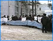 ></p><p class=c_tn>Работы и зарплаты требовали работники ивановских текстильных предприятий, собравшиеся на пикет около Законодательного собрания. Пикет был приурочен к пленарному заседанию парламентариев области. Последние метры Ивановской ткани, которые демонстративно растянули пикетчики, символизировали их самые мрачные ожидания.  На пикет вышли работники из Иванова, Кохмы, Тейкова, Приволжска. Профсоюзы привели сюда всего сто пятьдесят - двести человек.  С полчаса ждали, что к ним  выйдут некие  переговорщики. Наконец появились четыре депутата - члены промышленной группы. Они представляли только самих себя и не имели никаких полномочий для переговоров и обещаний. Но их слова оказались непонятны рабочим.</p><p class=c_tn>Депутат законодательного собрания Павел Коньков начал с цифр:  «Если у нас годовой оборот текстиля составляет, наверное, 10 млрд., а весь консолидированный бюджет области 6 с половиной, в котором 70% - это зарплата тех же бюджетников, сегодня возможности областного бюджета в плане инвестиций составляет, наверное, миллионов 200». Пикетчики не готовы были воспринимать финансовые выкладки. И прямо спросили, будут ли закрываться фабрики и что станет с рабочими. А в ответ услышали, что федеральные законы не позволяют влиять на работу частных предприятий. И что ситуация на всех фабриках разная, одни закроются, другие выживут. Заодно депутаты просили указать, какие именно законы, по мнению рабочих, нехороши.  Взаимное непонимание вылилось в перепалку с участием депутата Андрея Кабанова, закончившуюся традиционным переходом на личности и выяснением – «а ты кто такой?!»</p><p class=c_tn>Только родниковский депутат Евгений Нестеров, возглавляющий местную фабрику, сумел найти слова и рассказал, что  его предприятие готово нанять квалифицированных работников. Рабочим предложили не митинговать всем вместе, а выбрать делегатов от каждой фабрики и записываться на прием к депутатам. Впрочем, немедленных решений никто не ждал. Сами же депутаты сегодня фактически признали, что не имеют эффективных рычагов влияния на ситуацию в ивановском текстиле.</p><p class=c_av>Василий Когаловский</p>
	
		<div class=
