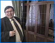 ></p><p class=c_tn>Почти месяц прошел с момента отставки председателя областного Законодательного Собрания Владимира Гришина. Кресло спикера и его кабинет, однако, пустовали недолго. На эту весьма представительную должность был избран Павел Коньков. Как депутатский избранник осваивается с новым рабочим местом и новой обстановкой – в очерке Дмитрия Попова. В огромном председательском кабинете мало что изменилось. Сам Павел Алексеевич считает себя человеком неприхотливым и не намерен привносить что-то новое в обстановку. Признается, что поначалу кабинет давил своими размерами, но это прошло. В целом отношение к окружающим предметом у него спокойное. И многие вещи, видимо, как были, так и останутся на своих местах. Как, например, сочинения Маркса и Энгельса, стоящие на стеллажах с давних времен. «Большая Советская энциклопедия, наверно, и потребуется в какой-то момент, если работаешь над выступлением, ну, бывает момент, когда требуются точные формулировки, но не думаю, что это совершенно необходимый атрибут работы руководителя», - говорит Павел Алексеевич.</p><p class=c_tn>Что касается интерьера, спикер убежден: рабочее место представителя государственной власти должно выглядеть солидно и респектабельно. На столе, впрочем, только самые необходимые вещи: деловые бумаги, стопка газет, сотовый телефон. Рабочий день Павла Алексеевича начинается традиционно - с сигареты и чашки кофе. По его словам, это минута, когда нужно просто сосредоточиться, собраться с мыслями. Ведь день очень загружен, работа с документами отнимает массу сил и времени. Может быть, поэтому многим атрибутам своего нынешнего рабочего места он не придавал значения. Как, например, помпезным вазам под картой Ивановской области - вряд ли кто-то  из прежних хозяев кабинета догадался найти им какое-то применение</p><p class=c_tn>А вот портрет Путина на стене Коньков считает вполне уместным в рабочей обстановке. К фигуре российского лидера он относится с уважением. А задумчивый взгляд президента помогает должным образом настроиться.</p><p class=c_tn>При Конькове в этом кабинете всегда будет очень тихо: спикер не терпит всего, что отвлекает от мыслительного процесса - даже звучания радио. Но свыкнуться с новой атмосферой получится нескоро. «Пока все-таки возникает ощущение ну определенной временности, что ли. То, что это рабочее место, на котором предстоит трудиться не один год, честно говоря, вот еще внутрь меня не вошло», - признается он.</p><p class=c_tn>Мало что изменилось и за дверью кабинета спикера. За столом секретаря сидит все та же Валентина Николаевна, работавшая и при Владимире Гришине. Павел Коньков не собирается менять коллектив. Остался и дорогостоящий аквариум, в свое время вызвавший толки у депутатов ЗС. Спикер не отрицает, что рыбки придают этому помещению неповторимый эстетический колорит, но сам кормить их вряд ли будет.</p><p class=c_av>Дмитрий Попов</p>
	
		<div class=