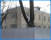></p><p class=c_tn>В Кинешме состоялось официальное  открытие  фабрики по огранке алмазов. Учредители фабрики  - кинешемские, московские и индийские бизнесмены. Они в один голос заявляют, что через пару лет Кинешма может стать одним из основных российских  производителей мелких бриллиантов. Глухой железный забор, колючая проволока под током, усиленные посты охраны. Придирчивая проверка документов и вы оказываетесь на территории фабрики по огранке алмазов. Трудно поверить, но семь месяцев назад это было здание детского сада. Сегодня в бывшем актовом зале - гранильный цех.  Журналистам запрещают снимать рабочие места гранильщиков ближе пяти метров и разговаривать с работниками. В зоне досягаемости лишь кладовщица Олеся. Перед ней необработанные алмазы, рядом то, что из них получается  -  мелкие бриллианты. Это основной вид продукции, выпускаемой на фабрике. Девяносто пять процентов работающих  - девушки. Средний возраст - двадцать два года. Во время обучения  - стипендия в размере пятисот рублей. После обучения средняя заработная плата   - от трех до девяти тысяч рублей.</p><p class=c_tn>Журналистам рассказывают, что открытие фабрики - это решение сразу двух основных проблем  - создание рабочих мест для женщин и пополнение местного бюджета. В том, что бизнес будет процветать, никто не сомневается. Русские говорят о хорошей ауре Кинешмы. Индийцы же о вековых традициях торговых отношений между  Индией и Кинешмой. Господин Нареш говорит, что влюбился в Кинешму, узнав, что город  - один из портов на Волге, через который проходили торговые пути на Индию. </p><p class=c_tn>Владельцы фирмы планируют, что через два - три года объем производства мелких бриллиантов достигнет пяти миллионов долларов в год. Пять процентов от общего объема алмазного производства в России. Также в планах расширение перерабатывающего производства, создание ювелирных мастерских и торговой сети, а также доведение числа рабочих мест до двух с половиной тысяч.  Соответственно прогнозируют и рост благосостояния части горожан.</p><p class=c_av>Андрей Кузьмичев</p>
	
		<div class=