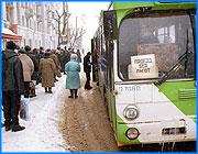 ></p><p class=c_tn>Транспортный кризис в Иванове вряд ли можно считать разрешенным. Хотя движение автобусов ПАТП-1 возобновилось на прошлой неделе, ситуация в этом автопарке крайне тяжелая. По сведениям IvanovoNews, власти Иванова полагают, что дело, скорее всего, закончится банкротством.</p><p class=c_tn>На прошлой неделе из-за отсутствия топлива часть автобусов ПАТП находилась в простое. Причина проста - городская администрация вовремя не перечислила деньги за перевозку льготников. В итоге, по словам руководителей предприятия, упущенная выгода составила почти двести тысяч рублей. Тем временем, предприятие находится на грани банкротства. Кредиторская задолженность ПАТП один в бюджетные и во внебюджетные фонды составляет более семидесяти миллионов рублей! Как следствие - сокращение автобусных маршрутов.  </p><p class=c_tn>«По сравнению с прошлым годом, дотации городская администрация нам уменьшила в месяц на миллион рублей», - говорит директор ивановского ПАТП-1Сергей Резник, -«Я думаю, самому простому обывателю понятно, что это огромные суммы».   </p><p class=c_tn>Несмотря на многочисленные проблемы, директор ПАТП Сергей Резник, надеется на здравый смысл руководства области, города и местного парламента. </p><p class=c_tn>Впрочем, дирекция ПАТП заверила, что в ближайшее время повышения цен на пассажирские перевозки в Иванове и области со стороны транспортников не планируется. Свои проблемы предприятие не будет решать за счет пассажиров.  </p><p class=c_tn>Сейчас автопредприятие готовится перейти на частичную самоокупаемость. Для этого на территории ПАТП будут строить автостоянки и автомоойки.  В перспективе - создание совместно с областным управлением ГАИ диагностической станции для технического осмотра автомобилей.</p><p class=c_tn></p><p class=c_tn></p><p class=c_tn></p><p class=c_av>Владимир Еремин</p>
	
		<div class=