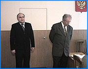 ></p><p class=c_tn>Кохма может стать первым в Ивановской области городом, где начинают объявленную российским  Правительством энергореформу. Местные власти прорабатывают соглашение с нижегородскими энергетиками, с целью покупки у них более дешевой энергии. Правда, уже сегодня губернатор Тихонов, во время своего рабочего визита, назвал инициативу кохомских чиновников скандальной и экономически неграмотной. Сегодняшнюю встречу главы области Владимира Тихонова с чиновниками кохомской администрации можно назвать не политбеседой, как это обычно бывает на такого рода встречах, а политуроком. Первые десять минут после прибытия губернатора. Разговор шел при закрытых дверях, и, на повышенных тонах. Сыр-бор разгорелся из-за инициативы кохомчан покупать электричество не у Ивэнерго, а у Нижненовэнергоатомсбыта. Дело в том, что  кохомская администрация провела расчеты, и они показали - нижегородская энергия дешевле, чем ивановская. Тихонов называет решение непродуманным и экономически безграмотным. Он считает, что после этого тарифы вырастут в 1,5 раза.</p><p class=c_tn>Видно, что Тихонов расстроен. Предупреждает: если кохомчане подпишут соглашение, пусть пеняют на себя: «Я должен сказать, приняв ваше предложение, что населению увеличится тариф в 2,6 раза. Ну и помирайте с голоду! Этого не будет, я просто урежу выделение денег. Надо советоваться с областью, прежде чем принимать такие решения».</p><p class=c_tn>С областью надо советоваться еще и потому, что в свое время Тихонов рекомендовал на должность главы Кохмы своего однопартийца Вячеслава Кашина. И, конечно, Владимир Ильич никак не ожидал таких сюрпризов от человека своей школы. Но в чем не упрекнешь кохомского главу, так это в том, что он нерадивый ученик. На гневные реплики губернатора он отвечает вопросами - а когда построят мост в Кишешме? Почему область не помогает  в программе «Ветхое жилье»? Дадут ли денег на строительство водопровода? Тихонов, быстро сориентировавшись, меняет кнут на пряник. Говорит, что если политика у кохомской администрации будет внятной, то помощь, конечно окажут. Через час после начала встречи главу области приглашают познакомиться с городом поближе. Но чувствуется, что осадок после спора все равно остается. На заводе «Стромммашина» к делегации присоединяется Вера Геннадьевна Добролюбова. По-женски пытается сгладить острые углы. Директор завода рассказывает главе области, что предприятие - один из основных налогоплательщиков города. Владимир Ильич слушает с интересом и ...по-прежнему не разговаривает с главой Кохмы. Позже надолго останавливается у молота. О чем думал губернатор в тот момент, сказать трудно. А вот мысли кохомского главы угадать проще. Они явно предопределены сегодняшним конфликтом с областным начальством. </p><p class=c_tn>Предприятие «Строммашину» в кохомской администрации называют донором. Но для Кохмы есть и более важный донор - это областной бюджет. Похоже, что отношения с ним будут зависеть от того, подпишет ли кохомсккая администрация злосчастный договор с «Нижнеатомэнергоосбытом». Впрочем, вопрос это не решенный. Как нам сказали кохомские чиновники над ним они будут думать как минимум до середины следующей недели. </p><p class=c_tn><b>P.S.</b></p><p class=c_tn>Сменить поставщика электроэнергии желает не только Глава Кохомской администрации. Уйти на федеральный оптовый рынок электроэнергии и серьезно сэкономить хотели бы многие промышленники Ивановской области.  Но у них это вряд ли получится по тем же причинам, что и у Вячеслава Кашина. </p><p class=c_tn><b>Генеральный директор АО Красная Талка Владимир Лапшин</b>: «Все делается для того, чтобы промышленники не ушли на ФОРЭМ в объединенном составе или каждый сам по себе. Для этого есть много всяких рогаток и эти рогатки преодолеть очень сложно».</p><p class=c_tn></p><p class=c_av>Андрей Кузьмичев</p>
	
		<div class=