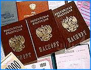 ></p><p class=c_tn>Паспортная реформа в Ивановской области, возможно, будет сорвана. На сегодняшний день план не выполнен и наполовину. Об этом говорилось на прошедшем в Москве совещании, где обсуждали ход реформы. К организационным сложностям добавляется субъективный фактор. Все больше людей отказываются от получения паспорта по весьма экзотическим причинам. В паспортной реформе, что ни год  - то сюрприз. Вначале сотрудники паспортно-визовой службы сетовали на недостаточную проработку механизма обмена. Позже - не хватало финансирования и бланков документов. Решили поправить положение, ввели плату за срочность - ивановская прокуратура признала действия службы незаконными. Теперь пожилые граждане начали привередничать - не хотят, чтобы в новый паспорт вклеивали фотографии, где они уже не так симпатичны, как в былые годы.    </p><p class=c_tn>А недавно свалилась на паспортистов еще одна беда. Священнослужители некоторых приходов расклеили листовки, где призывали паству не получать бесовской документ. Якобы в новом российском паспорте есть три шестерки и какие-то смутные водяные знаки. Пришлось вызывать святых отцов на беседу в милицию.</p><p class=c_tn><b>Заместитель начальника паспортно-визовой службы Татьяна Голубева</b>: «Вызывали к участковому их. Разъясняли  - у вас своя работа, а у нас своя. Вы подчиняетесь своему руководству, а мы министру внутренних дел. А потому не надо нам мешать...» </p><p class=c_tn>На сегодняшний день из ста процентов необходимого количества документов выдано чуть больше половины. Трудно сказать, то ли действительно дело бесовское, то ли граждане не активны. Но уже сейчас понятно - тех, кто не получит новый документ до конца этого года, ждут неприятности. Во-первых, штраф до пятисот рублей. Но что еще важнее - советский паспорт после этого срока будет считаться недействительным. </p><p class=c_tn>Объяснить столь медленное продвижение реформы церковь могла бы, наверное, еще и тем, что телефон начальника паспортно-визовой службы содержит пресловутые три шестерки - 37 666 4.</p><p class=c_av>Андрей Кузьмичев</p>
	
		<div class=