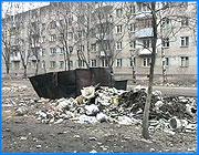 ></p><p class=c_tn>Одна из самых больных городских проблем - благоустройство. Из-под снега сейчас вытаивают массовые свалки и жуткая грязь. Корреспондент IvanovoNews выяснил, что у грязи в Иванове куда больше традиций, чем у чистоты.</p><p class=c_tn>Улица Палехская подсохла, но глубокие русла ручьев напоминают о том, что творилось здесь всего несколько дней назад. Эту улицу с древних времен звали Потекушей - по ней всегда текли дождевые потоки. Даже в сухое время это не столько улица, сколько пособие для любителей экстремального туризма, которых учат преодолевать препятствия. Избранным наблюдателям это хорошо видно из окон мэрии.  Но ходят  по Палехской  большей частью покупатели - от «Пассажа» к «Полету» и обратно. Когда не удается  по одной стороне, они переходят на другую. Но там стройка. Остается соревноваться с ловкости с водителями.  Конечно, эти триста метров пути можно отремонтировать. Но это значило бы, что в городе есть хозяин.  Жители улицы Тимирязева в этом не уверены. Уже год они не видели не то что живого мэра, а просто дворника. </p><p class=c_tn>К возмущающемся грязью женщинам подошел дворник, который убирает три дома напротив, и объяснил на пальцах - на такую работу желающих мало. Потому что дворнику дают метлу в руки и тысячу двести рублей в месяц. Так что,  ждать от него многого не приходится. Конечно, без дворника еще хуже. Но разница видна не всегда, особенно если рядом слабо огороженная стройка. Рядом липовая  аллея. Отцы города заложили этот памятник благоустройства в позапрошлом веке. Но грязно в Иванове было и тогда. И если в центре просто носилась клубами пыль, жители окраин не смущаясь выливали помои на дорогу. В 21 веке они делают это в памятнике природы. От ремонта обуви здесь  подметки, от сборщиков посуды - осколки бутылок. Говорят, здесь не убирали лет десять. Управленцы, что ни год, считают, сколько в городе прибавилось стихийных свалок, но умножению их не препятствуют.  Только работники бара, что  по соседству, убирают подведомственную территорию. И даже красят по весне  урны в свежий зеленый цвет. Они все равно пустые - ведь свалка через дорогу. </p><p class=c_tn>Что же скажут нам ответственные лица? Ответ их известен уже 150 лет: Что за скверный городишко! Стоит поставить какой-нибудь памятник или даже просто забор, тотчас нанесут кучи всякого хлама! </p><p class=c_av>Василий Когаловский</p>
	
		<div class=
