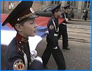></p><p class=c_tn>19 апреля по проспекту Ленина прошествовала необычная процессия. Около трехсот человек, в основном молодые люди, вышли на улицы, чтобы высказаться в поддержку военной реформы. У памятника воинам-интернационалистам состоялся митинг. Эту акцию организовало ивановское отделение Союза Правых Сил.  Впервые в ней участвовали воспитанники кадетской школы. Суббота, два часа дня. Площадь Пушкина. Организационная суета   - музыканты вспоминают ноты,  - ведь нечасто приходится исполнять военные марши. Юные кадеты разворачивают российский стяг. Волнуются, - в такой масштабной акции они участвуют впервые. На транспарантах лозунги: Профессиональная армия  - сильная Россия. За это Союз Правых Сил давно ратует. Изучает общественное мнение, собирает молодых на митинги, вносит предложения в Госдуму. Первые результаты лобби уже есть. На днях министр вооруженных сил России высказал мнение, что армия действительно должна быть профессиональной. Но надо бы, добавил, проработать организационные моменты. От площади Пушкина до памятника воинам-интернационалистам дошли минут за десять . Место выбрали не случайно. Говорят о том, что жертв на той войне было бы меньше, если бы армия была профессиональной.  </p><p class=c_tn>Кадеты говорят: взрослеем, чтобы служить в российской армии, уверены: смогут изменить ее. Но пока, конечно, знают о службе только по рассказам своих отцов и воспитателей - офицеров. </p><p class=c_tn>Офицер Александр Чернега пришел на митинг по убеждению. Всю жизнь отслужил на флоте, об армии знает непонаслышке. А потому уверен: она должна быть профессиональной.  </p><p class=c_tn>По окончанию митинга, к офицеру подходит пожилая женщина. Рассказывает, что внука забрали в армию. Хотела бы его дождаться здоровым и невредимым. Офицер молчит - ведь он знает: в современной армии, как на дуэли, повезет - не повезет. </p><p class=c_tn></p><p class=c_av>Андрей Кузьмичев</p>
	
		<div class=