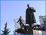></p><p class=c_tn>Объектом особого внимания городских служб стал сегодня памятник Ленину на одноименной площади. Завтра - День рождения Владимира Ильича. Памятник готовят к торжественному возложению цветов. </p><p class=c_tn>Есть известная загадка из разряда остроумных: Как найти площадь Ленина? Ответ: Нужно ширину Ленина умножить на высоту Ленина. В данном случае при оплате услуг исходят не из геометрических параметров, а временных.</p><p class=c_tn>Стоимость помывки рассчитывается по времени, в течение которого используется спецтехника: подъемник и цистерна. Работами занимаются четыре сотрудника предприятия по озеленению города. Ильича отмывают от птичьего помета и пыли три-четыре раза в год, по мере загрязнения. На весь памятник, с постаментом, уходит примерно триста литров воды. Бригадир Людмила Гусева с болью замечает, что главный вред наносят не пернатые, а другие двуногие. За день вокруг монумента накапливается чуть ли не целый контейнер мусора. В основном - пивные бутылки. И политика здесь ни при чем.</p><p class=c_tn>Молодежь действительно не особо интересуется историей и политикой. Студентки торгового техникума, что находится напротив памятника вождю мирового пролетариата,  мало что могут сказать об одном из родителей научного коммунизма.  </p><p class=c_tn>По словам девушек, историю СССР сейчас читают в сверхсокращенном виде. Но рабочих такие проблемы вряд ли волнуют. Их главная задача - чистота. Обычно процесс занимает половину рабочей смены. Сегодня озеленители поработали ударно, по-ленински - управились за три часа. </p><p class=c_tn></p><p class=c_av>Сергей Хохлов</p>
	
		<div class=