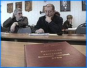 ></p><p class=c_tn>Сегодня депутаты городской думы обсуждали список муниципальной собственности, предложенной для продажи. Обсуждение было бурным.  Впрочем, решить этот серьезный вопрос думцам пока не под силу.</p><p class=c_tn>Всего в списке - восемьдесят пять объектов. В том числе, около семидесяти мелких предприятий. Пять зданий, которые в настоящее время не используются. И более десятка крупных комбинатов торговли и общепита, включая кинотеатры Лодзь и Искра. Список объектов был составлен городским комитетом по госимуществу по просьбе депутатов. Однако, народные избранники пока не знают, что с ним делать.  </p><p class=c_tn>Депутат гордумы Ольга Белолапова считает: «Этот список приводит в шок. И сегодня сказать давайте примем к сведению после того, когда всех побудоражили. Это же не серьезно». </p><p class=c_tn>В спорах депутатов рождалось больше вопросов, чем ответов. Например, стоит ли выставлять на аукцион мелкие предприятия? Или - если продадим больше объектов, на что потратим оставшиеся деньги?  </p><p class=c_tn>После долгих дебатов к собственному удивлению думцы выяснили, что не знают даже точную сумму долга города перед Ивэнерго. А предложенный им список - всего лишь голый перечень муниципальных объектов, где даже не указана их рыночная стоимость. </p><p class=c_tn>В итоге решением депутатов стало - документ принять к сведению. Список объектов пополнить малоприбыльными: центральным универмагом, ивановским торговым комплексом и кинотеатром Современник. А через неделю вернуться к этому перечню на заседании комитетов городской Думы. Куда пригласить и мэра - чтобы тот помог разобраться.  </p><p class=c_tn></p><p class=c_tn></p><p class=c_tn></p><p class=c_av>Владимир Еремин</p>
	
		<div class=