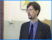 ></p><p class=c_tn>Приближаются выпускные школьные экзамены. Министерство образования уже распространяет  темы сочинений. В том числе и по английскому языку. В связи с этим возникают курьезные моменты.</p><p class=c_tn>На днях преподаватель английского Евгений Шмелев получил темы школьных сочинений для выпускного экзамена. Тема номер девять - Путин... Недоумение довольно быстро сменилось пониманием. Популярность президента зашкаливает. Активно пользуясь Интернетом, Евгений знает: существуют сотни сайтов, где размещены материалы о первом лице. В том числе и школьные сочинения: Путин - шахтер, космонавт и победитель преступности. </p><p class=c_tn>Уже позже Евгений заметил, что после фамилии Путин стоит точка... Обратился к первоисточнику - Образовательному вестнику. Выяснилось, что на самом деле тема звучит так - Путешествие. Но дело в том, что в школе нет ксерокса, все приходится переписывать вручную,  - вот и ошиблись. Тем временем ученики уже начали готовиться по заданной теме. Ира Таланова после окончания школы хочет поступать на факультет истории. Поэтому сразу начала  работать с архивными материалами. Так, например, она узнала, что некоторые решения Президента имеют историческую подоплеку. </p><p class=c_tn>Ошибка в формулировке темы сочинения заставила педагога Шмелева обратить внимание на программу преподавания английского языка в целом. И почва оказалась на удивление благодатной. Например, учебник выпуска 2002 года. Из него можно узнать, что максимальная заработная плата госслужащего составляет шестьсот четыре рубля.  И что на эти деньги чиновник может купить чуть больше четырехсот литров молока,  сто тридцать девять яиц или полтора центнера рыбы. Здесь же можно увидеть фотографию Рембо и найти вопрос - что вы думаете об этом человеке?  Учителя  сетуют, что с такими программами научить школьника английскому  - весьма затруднительно.</p><p class=c_tn>Может быть именно поэтому из списка тем школьных сочинений в этом году исключили  Международное сотрудничество.  </p><p class=c_av>Андрей Кузьмичев</p>
	
		<div class=