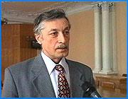 ></p><p class=c_tn>Ясного ответа на вопрос, будет ли на Пасху и майские праздники горячая вода, до сих пор нет. В «Ивэнерго» заявляют, что  не возобновит горячее водоснабжение до тех пор, пока город полностью не погасит долги за апрельскую теплоэнергию. В мэрии говорят, что денег нет и рассчитывают только на добрую волю энергетиков. Причем в отсутствии средств городские власти обвиняют ивановцев. Чиновники называют цифру в 140 миллионов рублей - таков, по их словам, долг жителей за коммунальные услуги, скопившийся за несколько лет.</p><p class=c_tn><b>Комментарии заместителя главы города Иванова Сергея Бразера</b>: «Мы свои обязательства выполнили перед «Ивэнерго» по бюджетным перечислениям. Но та доля, которая остается за горожанами не дала того объема денег, которые нужно заплатить «Ивэнерго». Я сегодня не могу сказать все-таки подадут они воду или не подадут, по крайней мере мы надеемся на благоразумие».</p><p class=c_tn><b>Комментарии заместителя генерального директора АО Ивэнерго Владимира Жохова</b>: «В «Ивэнерго» работают благоразумные люди но вся система взаимоотношений строится все-таки у нас на финансах, за каждую продукцию нужно платить. Они входят в график платежей мы дадим горячую воду».</p><p class=c_tn>Между тем корреспонденту IvanovoNews стало известно, что необходимые 30 миллионов рублей городская администрация все-таки может найти. Мэрия оформила в банке «Евроальянс» кредит в 65 миллионов под гарантию будущей распродажи муниципальной собственности. Пока получена лишь половина. А вот оставшиеся деньги могут помочь хотя бы ненадолго вернуть в квартиры ивановцев горячую воду.</p>
	
		<div class=