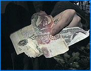 ></p><p class=c_tn>Территории взорванных ракетных шахт, возможно, будут рекультивированы.  Министерство обороны впервые проявило готовность заняться ими.  Теперь в Иванове ждут приезда специалистов из столицы. Когда в шахтах не стало ракет, секретные объекты оказались  бесхозными. Поначалу не шло даже речи об их рекультивации. Но в девяносто шестом здесь были захоронены старые деньги,  потом точки стали передавать местным органам власти. А те не хотели брать на себя ответственность за землю, которая неизвестно чем нашпигована. </p><p class=c_tn>Старые купюры из захоронения в Ильинском районе. В целом ряде случаев технология не соблюдалась. Старые деньги были разбросаны вокруг ракетных шахт</p><p class=c_tn>Говорят, они не радиоактивны. Но купюры, грунт и общий фон проверяли только на гамма-излучение, а есть и другие параметры. Проверки говорят о безопасности шахт и окружающих территорий. Однако обследование носило ограниченный характер. К тому же,  выяснилось, -  ракетная дивизия вводила гражданские власти в заблуждение. Командование заявляло, что территории уже рекультивированы, а этого сделано не было. И вот - министерство обороны обратилось к организации Промтехком, которая проводит рекультивацию шахт.  Но министерство  торопит,  поэтому москвичи могут не приехать. Тогда они составят смету, исходя лишь из тех средств, которые даст Минобороны, а не из реальных нужд. Тогда  история затянется - из-за претензий ивановцев. И вот теперь москвичи - по телефону - спрашивают ивановских экологов - А что вы хотите найти в шахтах, какие вредные вещества? И какие работы нужны? Ведь,  по мнению одних, рекультивировать, значит обеззаразить, а для других - просто разровнять грунт. </p><p class=c_tn></p><p class=c_av>Василий Когаловский</p>
	
		<div class=