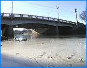 ></p><p class=c_tn>Соли цинка, меди и никеля попали этой весной в Уводь вместе с растаявшим снегом. Незаконная свалка снега находилась в самом центре Иванова, однако администрация города вины за собой не признала. Снег должны были вывозить на край города, на Минскую улицу. Так постановил мэр. А следить за этим должен был его заместитель Игорь Гальченко. Но  решение всю зиму не выполнялось. Администрация знала, что предприятия вывозят снег к старому драмтеатру, но не вмешивалось. Замеры показали, что содержание цинка в этом снеге превышало допустимые концентрации в сто тридцать раз,  меди в сто. Почти таким же сильным было загрязнение никелем и нефтепродуктами.  Природоохранный прокурор обратился к мэру и потребовал запретить отвал снега и предотвратить его сход в Уводь. Это сделано не было. </p><p class=c_tn>Прокурор Валерий Крачнаков заявил: это умышленное невыполнение его требований. Он говорит, что  сход загрязненного снега в уводские воды является чрезвычайной экологической ситуацией и несет угрозу для природы и здоровья людей. Теперь он направил в мэрию новое представление,  потребовал разобраться и найти автора. </p><p class=c_tn>Валерий Крачнаков: «За то, что произошла утечка загрязняющих веществ из водоохранной зоны в реку Уводь предусмотрена административная ответственность. От административной ответственности не застрахован и сам глава администрации города». </p><p class=c_tn>Теперь Валерий Крачнаков ждет новой бумаги из администрации. А воды Уводи несут в себе грязь,  за которую  горожане вновь должны быть благодарны своим градоначальникам. </p><p class=c_av>Василий Когаловский</p>
	
		<div class=
