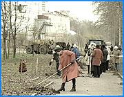 ></p><p class=c_tn>Сотрудники городской администрации решили собственным примером призвать ивановцев на уборку улиц и скверов. В прошедшую субботу чиновники всех рангов очищали от грязи набережную реки Уводь. В субботу сотрудники городской администрации предстали в непривычном виде. Вместо костюмов и галстуков  - джинсы и ветровки. В руках не папки с документами, а грабли, лопаты и метлы. С комсомольским задором ведущие специалисты различных отделов очищали от прошлогодней листвы и мусора набережную реки Уводь.</p><p class=c_tn>По роду своей деятельности многие специалисты администрации решают важные вопросы. Но в субботу таким вопросом для них был - чистый город. Правда, многие считают, что результат проделанной работы - недолговечен. Не доверяют чиновники согражданам. Говорят, что результата их труда не будет видно уже на следующий день.</p><p class=c_tn>Руководил субботником, как и полагается, начальник управления благоустройства города Сергей Мкртумян. Старательно сгребая листву и загружая ее в машины, он подводил под субботник философскую основу: «Восточная мудрость гласит -сто раз скажи халва, халва, во рту слаще не станет. И вот когда очень много критиков говорит, что у нас город грязный, грязный, говорите сто раз - он чище не станет. А мы взяли лопаты, одели рукавицы, пришли и поработали, и город стал чуточку чище».</p><p class=c_tn>К двенадцати часам  сотрудники администрации очистили от мусора лишь часть набережной. Остальное будут убирать после майских праздников. Именно тогда будет организован очередной субботник с участием чиновников. </p><p class=c_tn></p><p class=c_av>Ирина Морозова</p>
	
		<div class=