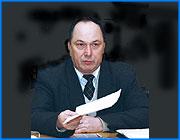 ></p><p class=c_tn>Сегодня стали известны первые результаты проверки счетной палатой финансовой деятельности муниципальных предприятий Ивгортеплоэнерго и Ивгорэлектросеть. Проверка еще ведется, но глава «Ивэнерго» Вячеслав Смирнов рассказал сегодня корреспонденту IvanovoNews о некоторых наиболее выдающихся нарушениях. Теперь я понимаю, почему у этих предприятий никогда нет денег для расчетов с нами, и почему ивановцы периодически сидят без горячей воды и без света - так оценивает Вячеслав Смирнов промежуточные результаты проверки. С этим выводом можно согласиться. Предприятие Ивгортеплоэнерго признается  убыточным. Тем не менее, по данным контрольно-счетной палаты в прошлом году оно израсходовало более семи миллионов рублей из своей прибыли.</p><p class=c_tn>Вячеслав Смирнов зачитывает промежуточные результаты проверки: «На премирование, материальную помощь, новогоднюю елку, подарки - 4 миллиона. Финансовая помощь - 780 тысяч и прочее - полтора миллиона».</p><p class=c_tn>Предприятие, которое не сводит концы с концами, оказывало, согласно документам, финансовую помощь другим юридическим лицам. Почти на миллион рублей.  Особо заботится руководство теплоэнергетиков о своих сотрудниках.  </p><p class=c_tn>Еще один вывод Смирнова: «По договору коллективного страхования страховое общество Росгосстрах-Иваново от 14 июля прошлого года, когда денег не было нам («Ивэнерго» - прим.IvanovoNews) платить и люди сидели без горячей воды. Застраховано от пожара домашнее имущество всех рабочих и служащих».</p><p class=c_tn>На момент заключения договора там работали тысяча двадцать пять человек.</p><p class=c_tn>По словам Вячеслава Смирнова, нарушения обнаружены и в Ивгорэлектросети, к примеру, зарплата господина Рясина, руководителя предприятия, 53 тысячи рублей. И начислены эти деньги необоснованно, считает Вячеслав Смирнов. </p><p class=c_tn>Этот интерес общечеловеческий и его понять можно. Вячеслав Смирнов удивляется, зачем Горэлектросеть для погашения долгов брала кредит в коммерческом банке под двадцать четыре  процента, когда можно было бы договориться о рассрочке долга в восемнадцать процентов. Каковы будут последствия проверки для муниципальных энергетиков и займутся ли ими правоохранительные органы, нам неизвестно.</p><p class=c_tn>Стоит подчеркнуть, что материалы проверки промежуточные и пока юридической силы не имеют. </p><p class=c_tn></p><p class=c_tn></p><p class=c_av>Сергей Хохлов</p>
	
		<div class=