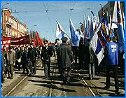 ></p><p class=c_tn>На Первомай в городе Первого Совета коммунисты поссорились с профсоюзами и единороссами. В течение двух предпраздничных недель шли дебаты  - кто с кем и по какому маршруту пойдет. В результате две колонны бывших союзников столкнулись в районе госпиталя. Первого мая ивановские коммунисты не захотели идти в одной колонне с профсоюзами. Те встали под знамена «Единой России». А профсоюзы, в свою очередь, отказались шествовать вместе с коммунистами из-за неконструктивной политики красных. Решили, что пойдут двумя разными колоннами. Профсоюзы во главе с мэром Иванова Александром Грошевым и лидерами местных медведей. Коммунисты под предводительством верхушки ивановского отделения КПРФ. Навстречу друг другу. Половина одиннадцатого утра. Две колонны сталкиваются лоб в лоб. По иронии судьбы в районе госпиталя, где оказывают первую помощь при травмах. Коммунисты бранят  единороссов и лидеров профсоюзов.  </p><p class=c_tn>Разгоряченная пожилая дама пытается ввязаться в кулачный бой. Побоищу мешают усиленные отряды сотрудников ППС и ОМОН. После словесной перепалки левые идут к памятнику «Борцам Революции», как и планировалось. А профсоюзы с единороссами  к подножью вождя коммунистов. На трибуне единороссов и профсоюзов вышел казус. Мало того, что Александр Грошев как-то вдруг исчез, видимо, осознав трагикомичность ситуации. Да еще и лидеры профсоюзов в присутствии представителей партии власти бросают призывы к свержению Правительства. Говорят, что его политика антинародная. И раскол в рабочем движении, конечно, форменное безобразие.</p><p class=c_tn>В это же время на площади Революции митингуют красные. Тридцать с небольшим минут под первомайским солнцем. Забрасывают собравшихся привычными лозунгами. Гимн СССР в завершение. Флаги, транспаранты и плакаты просят вернуть в оргкомитет. В половине двенадцатого все было кончено. Митингующие - и коммунисты, и профсоюзы - расходятся кто - куда. </p><p class=c_av>Андрей Кузьмичев</p>
	
		<div class=