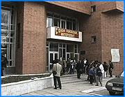 ></p><p class=c_tn>В первомайские дни в международной школе-интернате прошла целая серия мероприятий, посвященных ее семидесятилетию. На них были приглашены интердомовцы разных поколений. В эти дни здесь открыли мемориальную доску в честь круглой даты. Едва ли что-то еще в Иванове снимали фото и видеокамерами люди из стольких стран.  В перерывах между концертами, экскурсиями,  выставками, они просто сидели и вспоминали прошлое.  Или шли смотреть старые фотографии. Под снимки отдали специальную комнату - и вся она в старых карточках, начиная с тридцатых годов. От руки вписывают фамилии и названия стран.</p><p class=c_tn>Тут же проходит юбилейная конференция с участием депутатов и землячеств. Обсуждают, как сохранить интердом, как развивать межнациональные отношения. Рассказывают о студентах-иностранцах - и  сетуют, что милиция останавливает каждого встречного со смуглым лицом. А в интердоме - гости с Востока, из Латинской Америки, из Африки. И из Москвы. </p><p class=c_tn>Музей интердома так разросся, что к юбилею открыли новую экспозицию. Большой макет и сувениры из разных стран, старые знамена,  памятные альбомы. И  классные журналы со всеми пятерками и  двойками. Лиля Тэн попала в Иваново в дни корейской войны.  Она уезжала из-под бомбежек. «И когда мы приехали в Москву, было 7 ноября, был салют. Я сразу залезла под кровать. Думала - это все, тревога. Поэтому остались впечатления - там страшно, а здесь хорошо, спокойно.  Самые лучшие годы в моей жизни, я считаю, это годы, проведенные в стенах интердома», - вспоминает Лиля Тэн, выпускница  1957 года.</p><p class=c_tn>В том выпуске кроме кореянки были испанцы, иранец, русская девочка, итальянец и мулат.  </p><p class=c_tn><b>P.S.</b>Через десять дней ивановский арбитражный суд вернется к рассмотрению дела о судьбе интердома. Российский Красный Крест пытается в судебном порядке защитить интердом от ликвидации и не допустить создания на его месте суворовского училища.</p><p class=c_tn></p><p class=c_av>Василий Когаловский</p>
	
		<div class=