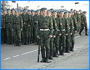 ></p><p class=c_tn>Сегодня в Иванове ранним утром прошла генеральная репетиция парада Победы, который состоится девятого мая. В течение часа парадные батальоны маршировали по проспекту Фридриха Энгельса, отрабатывая шаг и строевые песни.  </p><p class=c_tn>Шесть утра. Под звуки оркестра военнослужащие начали свой парадный марш. Это последняя репетиция перед праздничным парадом девятого мая. Еще одна была три дня назад. Правда, тогда движение по проспекту Фридриха Энгельса не перекрывали. Среди участников традиционно десантники девяносто восьмой дивизии, военнослужащие северного гарнизона, курсанты пожарного училища. Всего в день победы по проспекту перед памятником Героям фронта и тыла и любопытствующими зрителями промарширует семь, так называемых, парадных коробок. Зрители были и сегодня, не смотря на столь раннее время. Большинство - родители маленьких участников парада. Впервые в этом году в торжественном шествии примут участие школьники - курсанты кадетского класса. Маршировать, делая ровно сто двадцать шагов в минуту, им придется наравне со взрослыми. До проспекта все кадеты добирались пешком. Желание получить в удостоверении запись участник парада Победы у ребят слишком велико, чтобы жаловаться на трудности. Но после торжественного шествия тренировка продолжилась без них. Репетировали строевые песни. У каждого парадного батальона своя.</p><p class=c_tn>У памятника в это время шла другая репетиция. Тренировался почетный караул. К семи часам генеральный прогон завершился. Единственное, что испортило настроение руководителям тренировочного парада - столбы, обклеенные рекламой. Ведь военнослужащие старательно очистили их еще накануне. </p><p class=c_tn></p><p class=c_av>Татьяна Суханова</p>
	
		<div class=